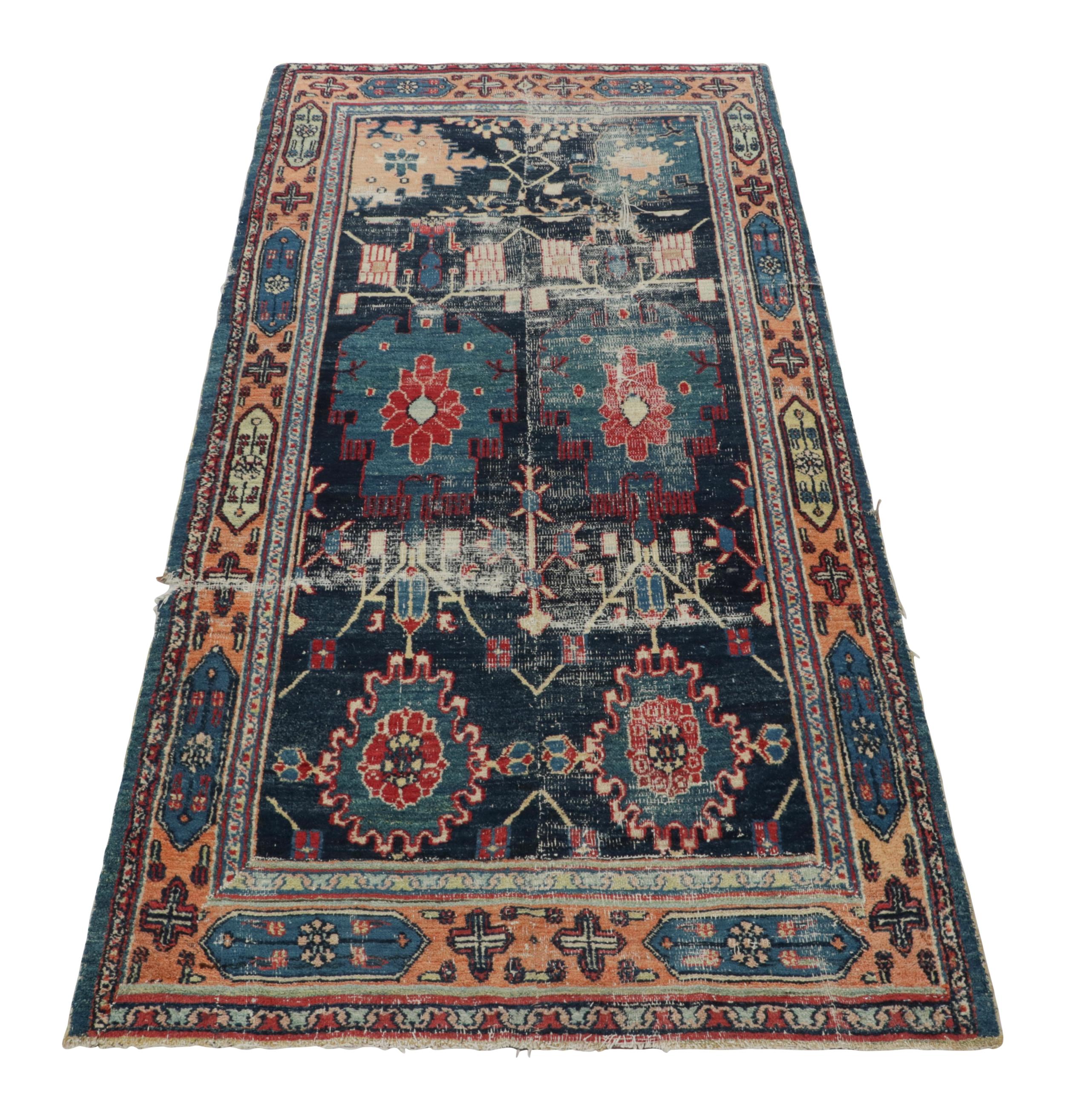Antico tappeto persiano Dorokshian Runner, blu con medaglioni geometrici - Rug & Kilim In condizioni buone in vendita a Long Island City, NY