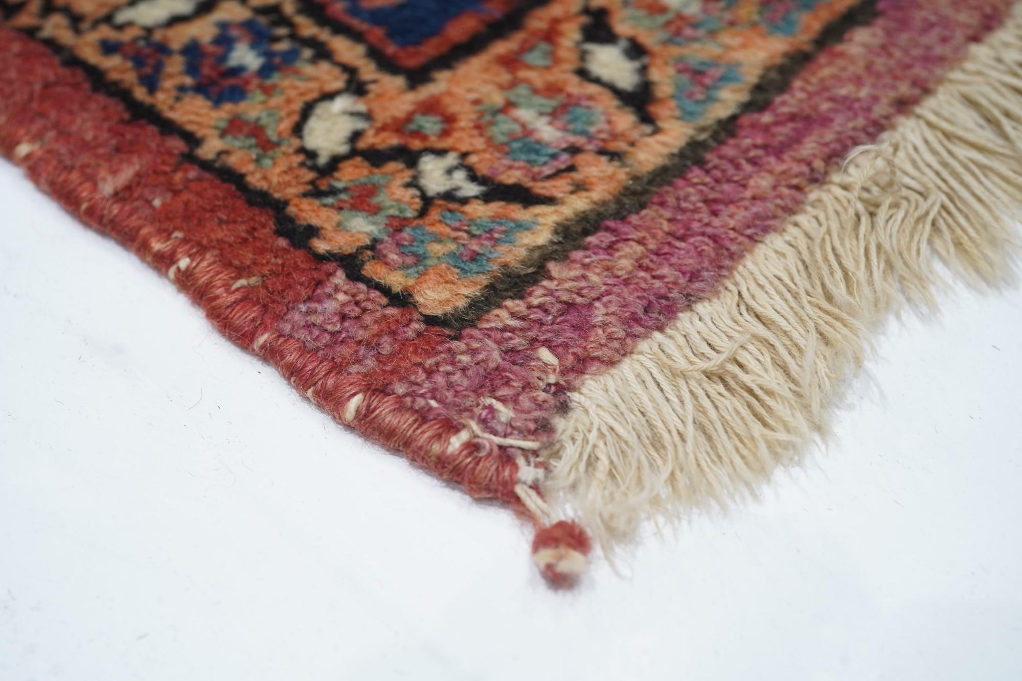 Antique Doroksh Rug In Good Condition For Sale In New York, NY