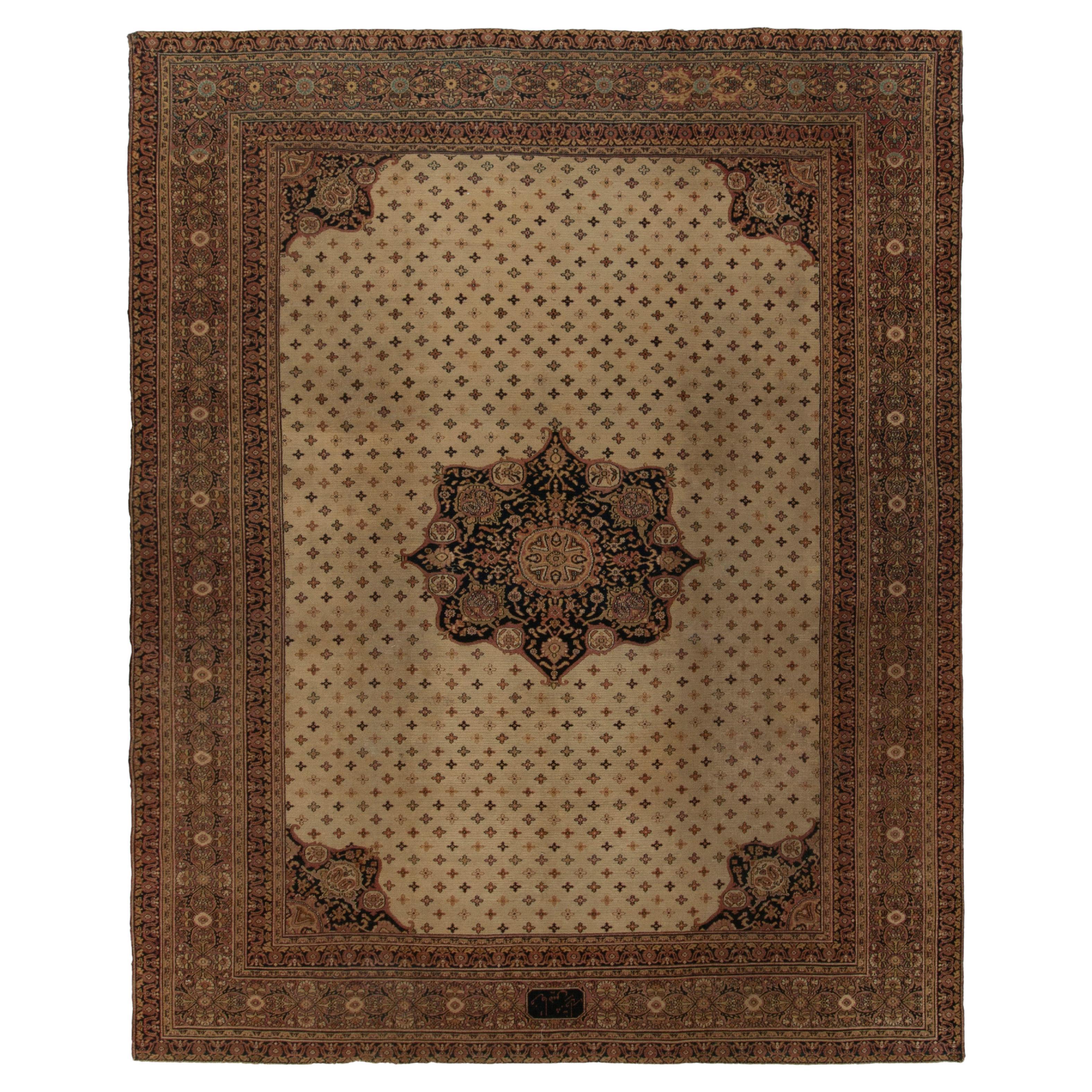 Antiker antiker Doroksh-Teppich in Beige und Braun mit floralem Medaillonmuster von Teppich & Kelim