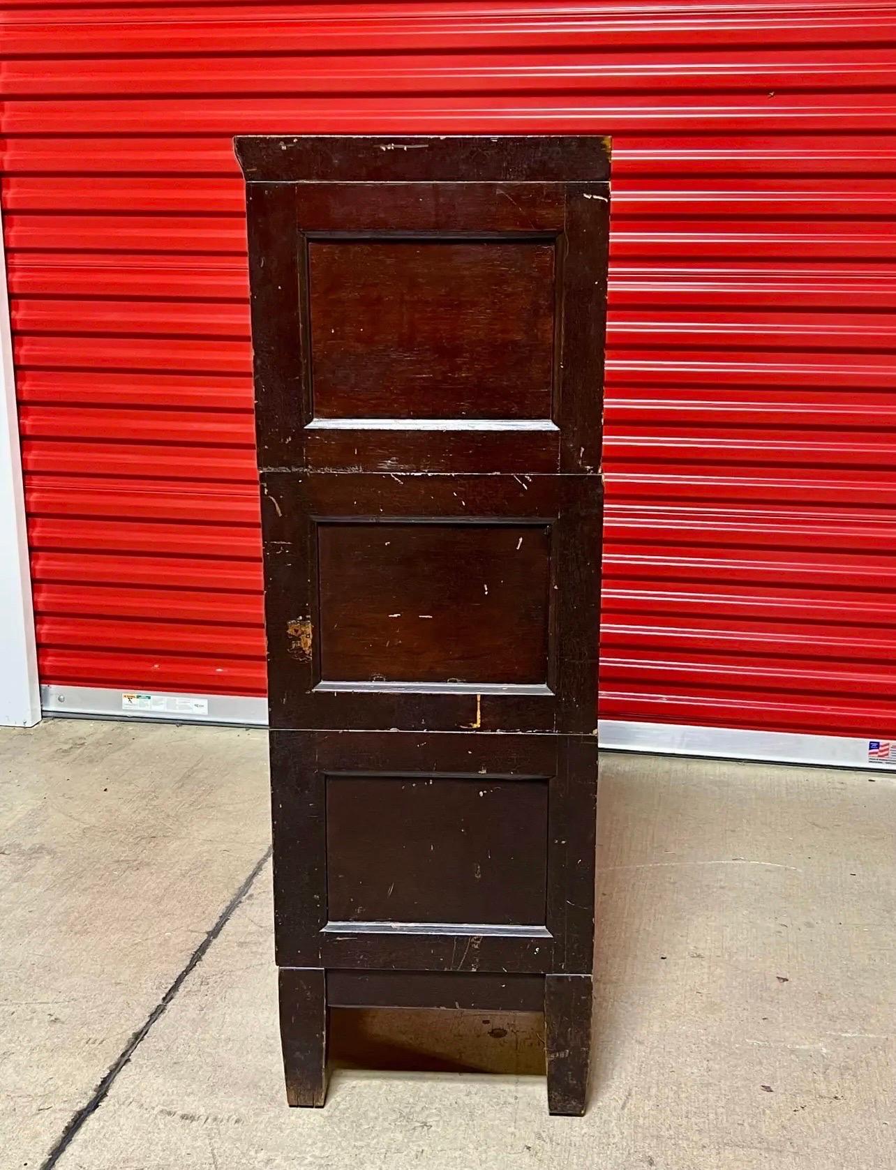 ¡¡Se vende este rarísimo!! Gabinete Dorsey Printing Co., fundado en 1884 en Dallas. Esta notable pieza conserva su acabado original, mostrando una hermosa pátina que se ha desarrollado a lo largo de los años. Las encantadoras grietas y la textura