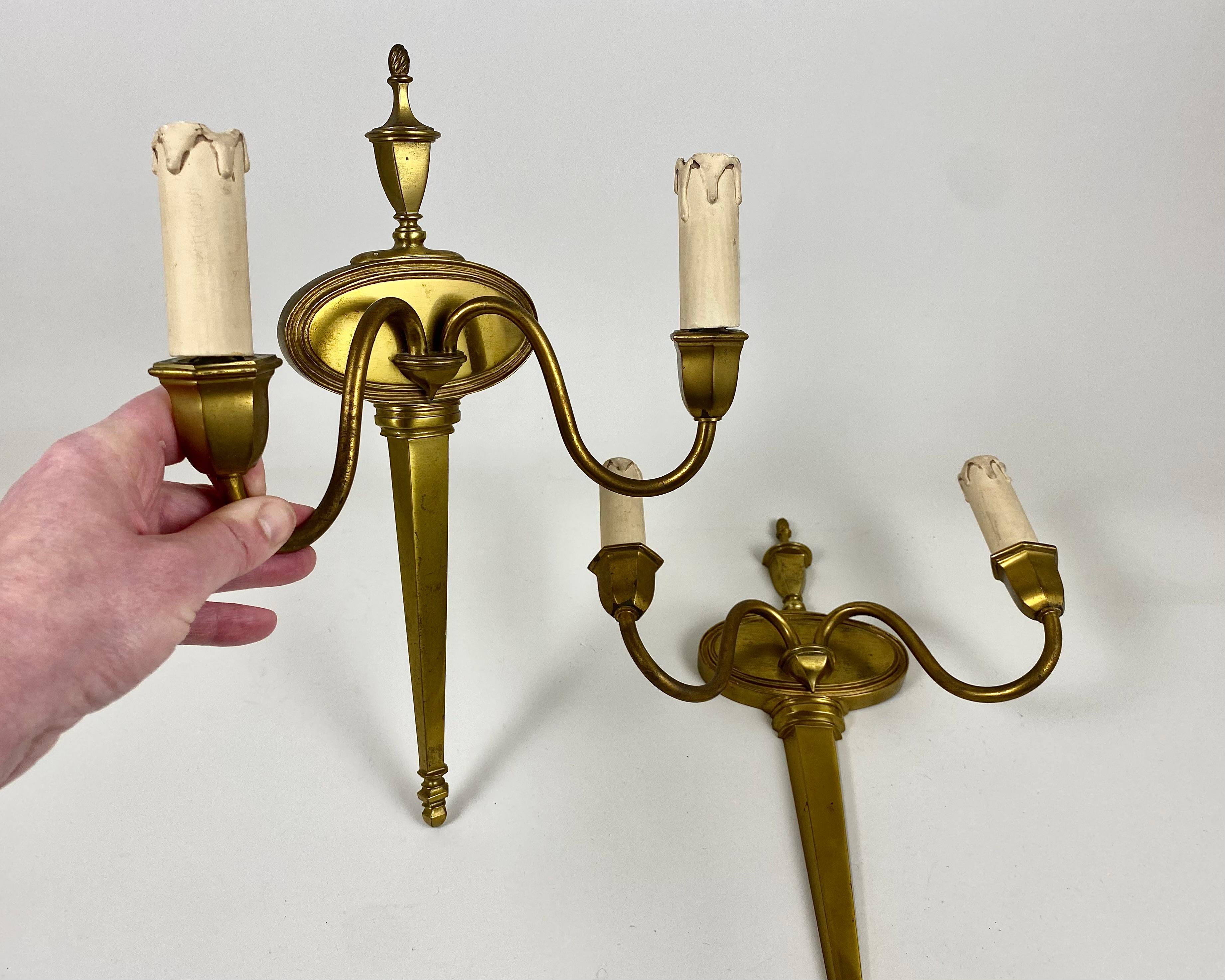 Antiguos apliques de pared pareados en precioso bronce dorado del fabricante francés, años 30.

Apliques de bronce de doble brazo en diseño Art Déco.

El diseño Art Déco se caracteriza por productos clásicos más bien sobrios, con una base de metal y