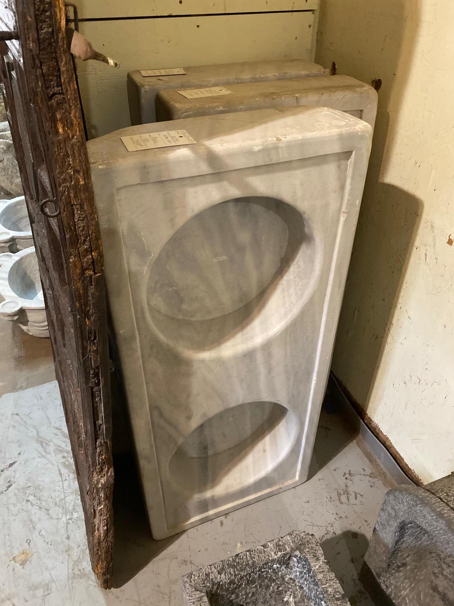 Antique Double Basin Marble Sink, circa 1800s In Good Condition In Dallas, TX