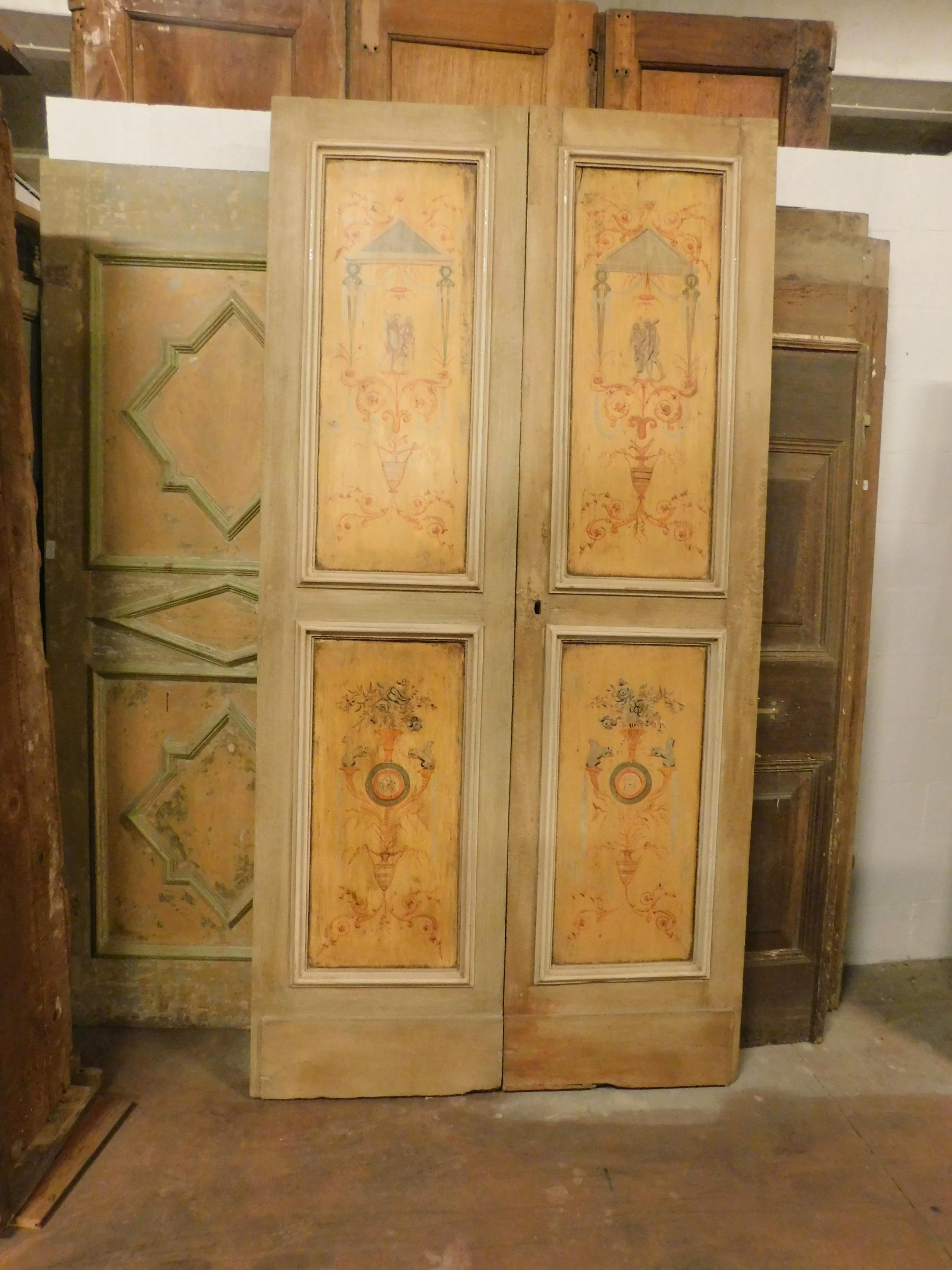 Ancient indoor door, double wing, in lacquered and hand-painted wood, beige yellow colors with classic sculpture paintings, flora and fauna (squirrels), coming from the '700 house in Italy.
Very good state of conservation, beautiful both in the