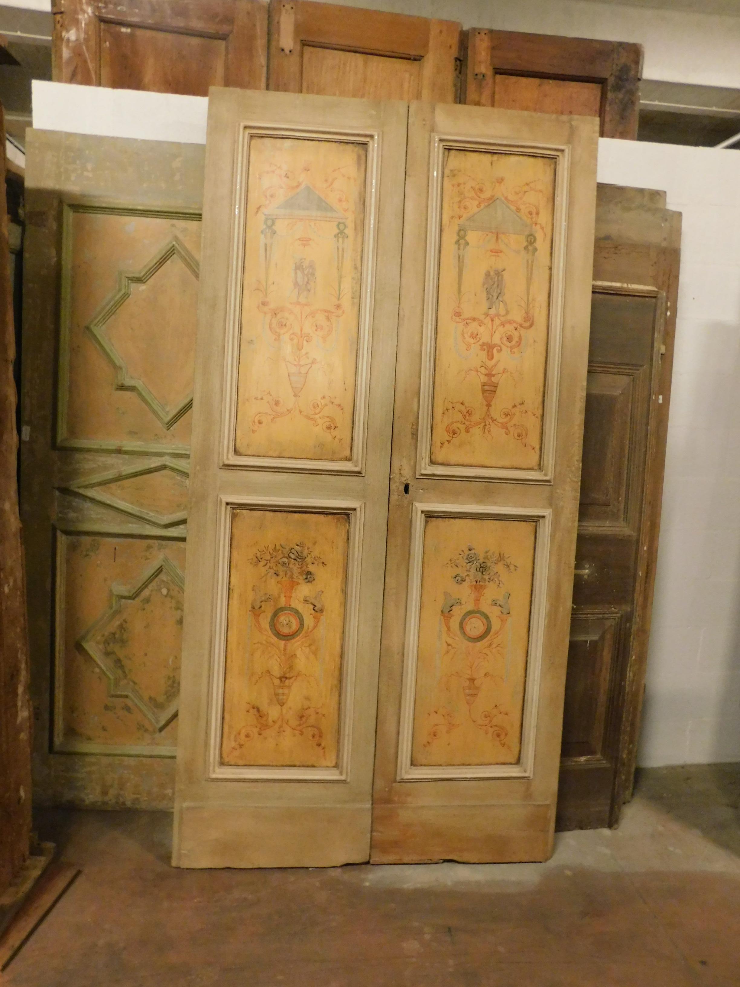italien Porte double en bois jaune beige antique avec peintures, 700 Italie en vente