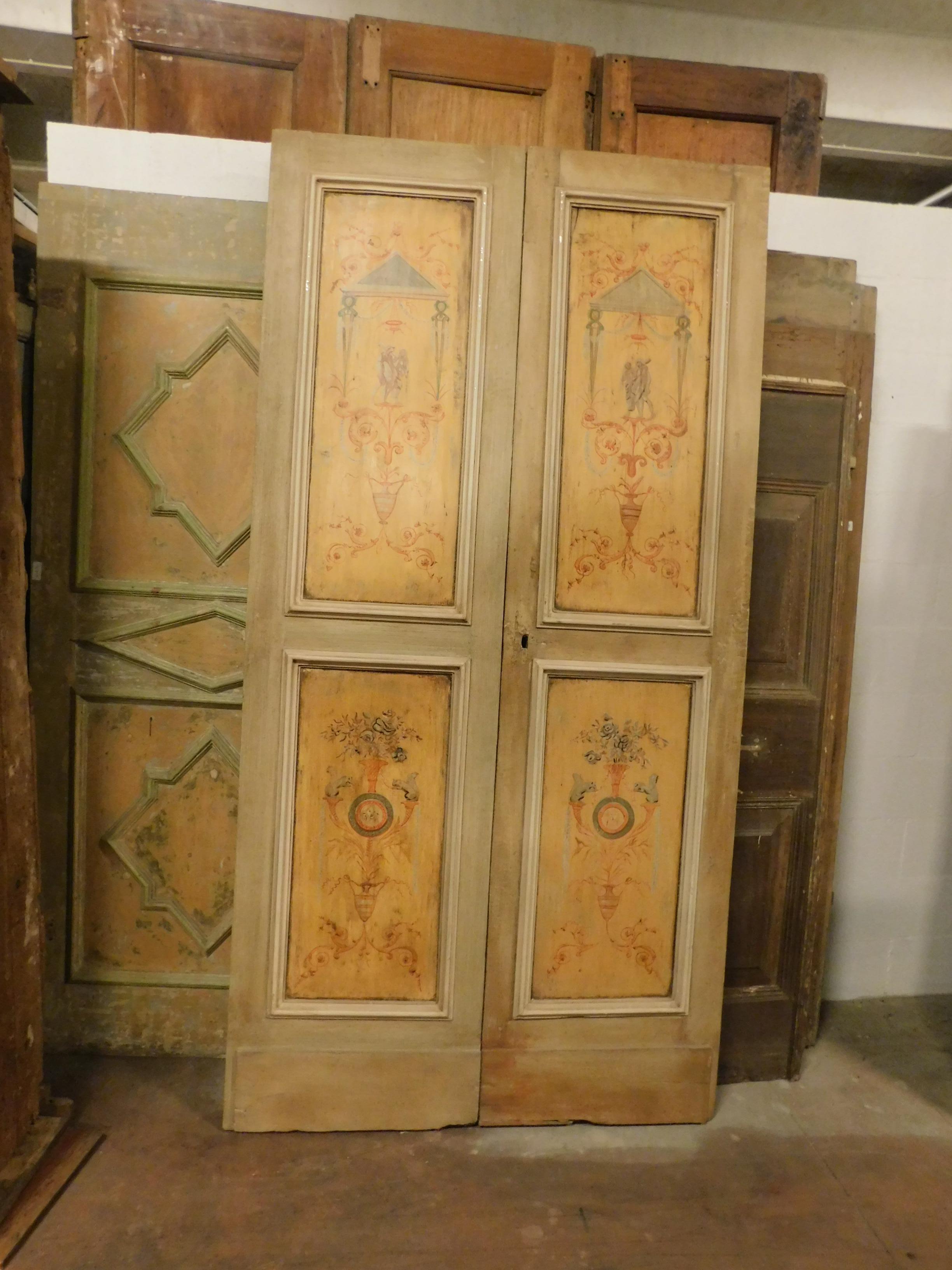 Peint à la main Porte double en bois jaune beige antique avec peintures, 700 Italie en vente