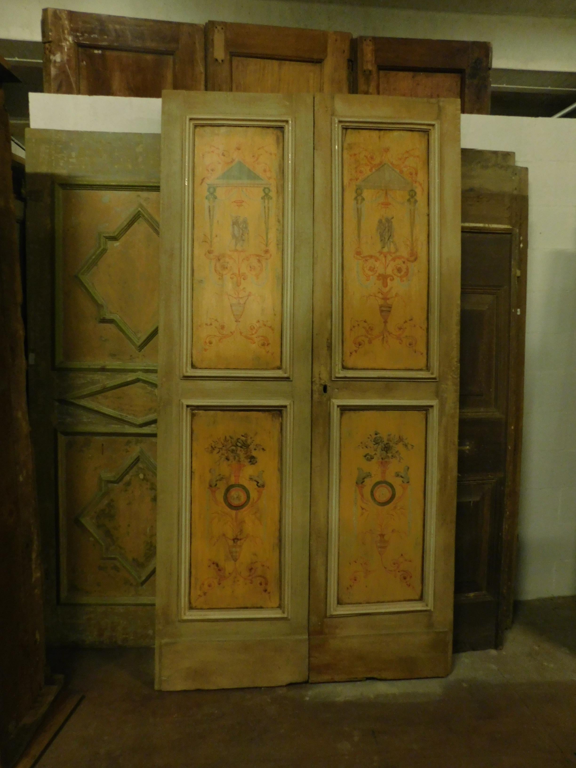 Italiano Antica porta doppia in legno giallo beige con dipinti, '700 Italia
