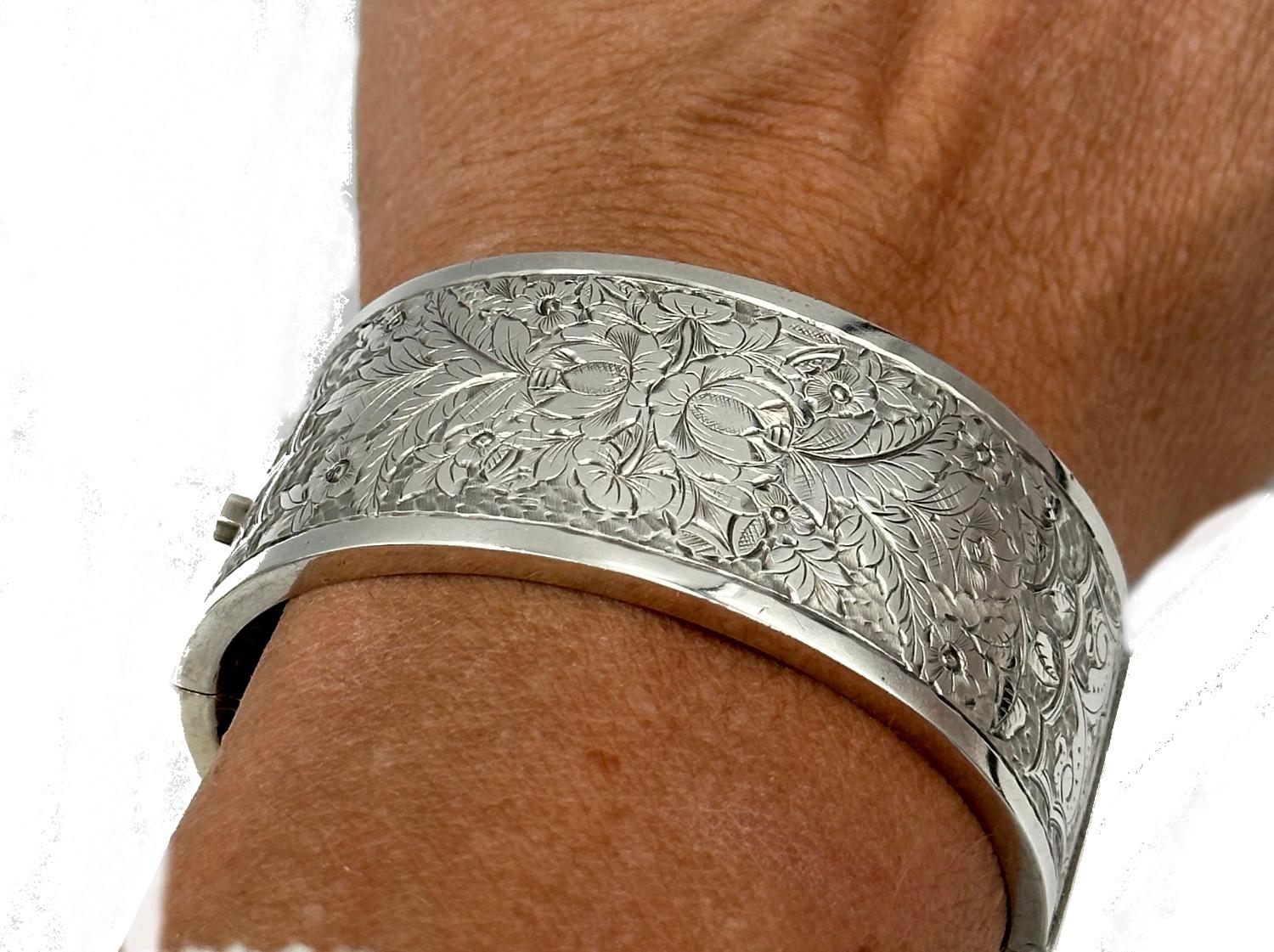 Antique Double Center Floral Victorian Silver Bangle Cuff Bracelet  In Excellent Condition For Sale In Sesser, IL
