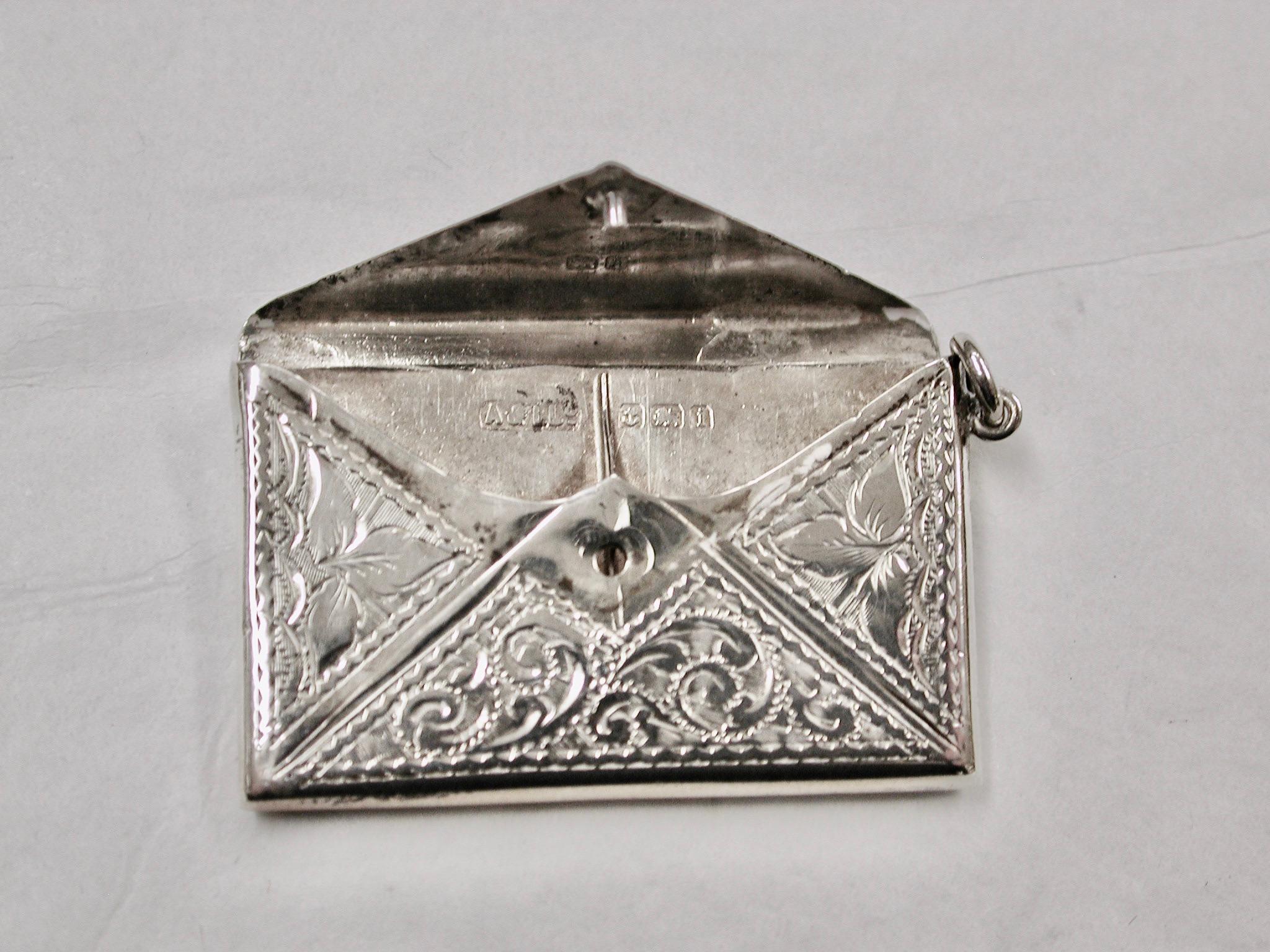 Antiguo estuche para sellos con forma de carta de doble compartimento 1908 Adie & Lovekin B'ham
Precioso estuche de sellos original de 1908 todo grabado a mano con una cartela 
listo para las iniciales o un escudo, según sea necesario.
