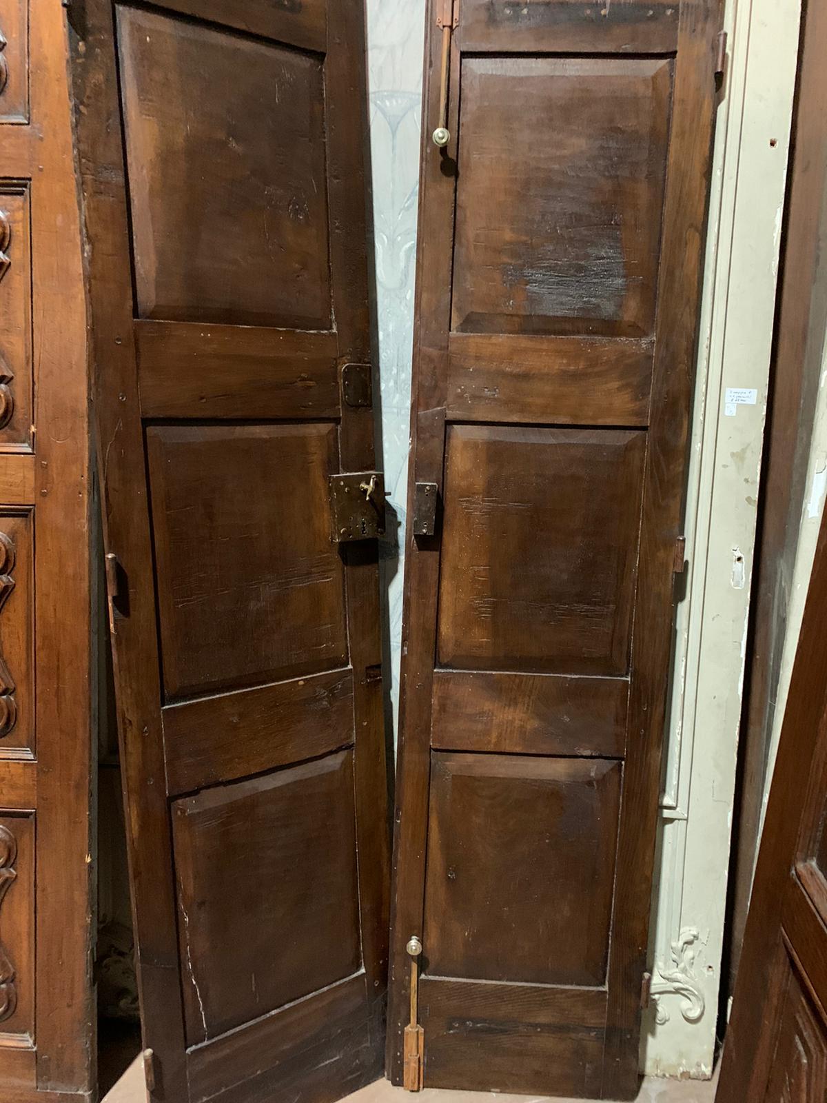 Antique Double Door Carved in Brown Walnut, Diamonds and Stars, Italy '600 In Good Condition For Sale In Cuneo, Italy (CN)