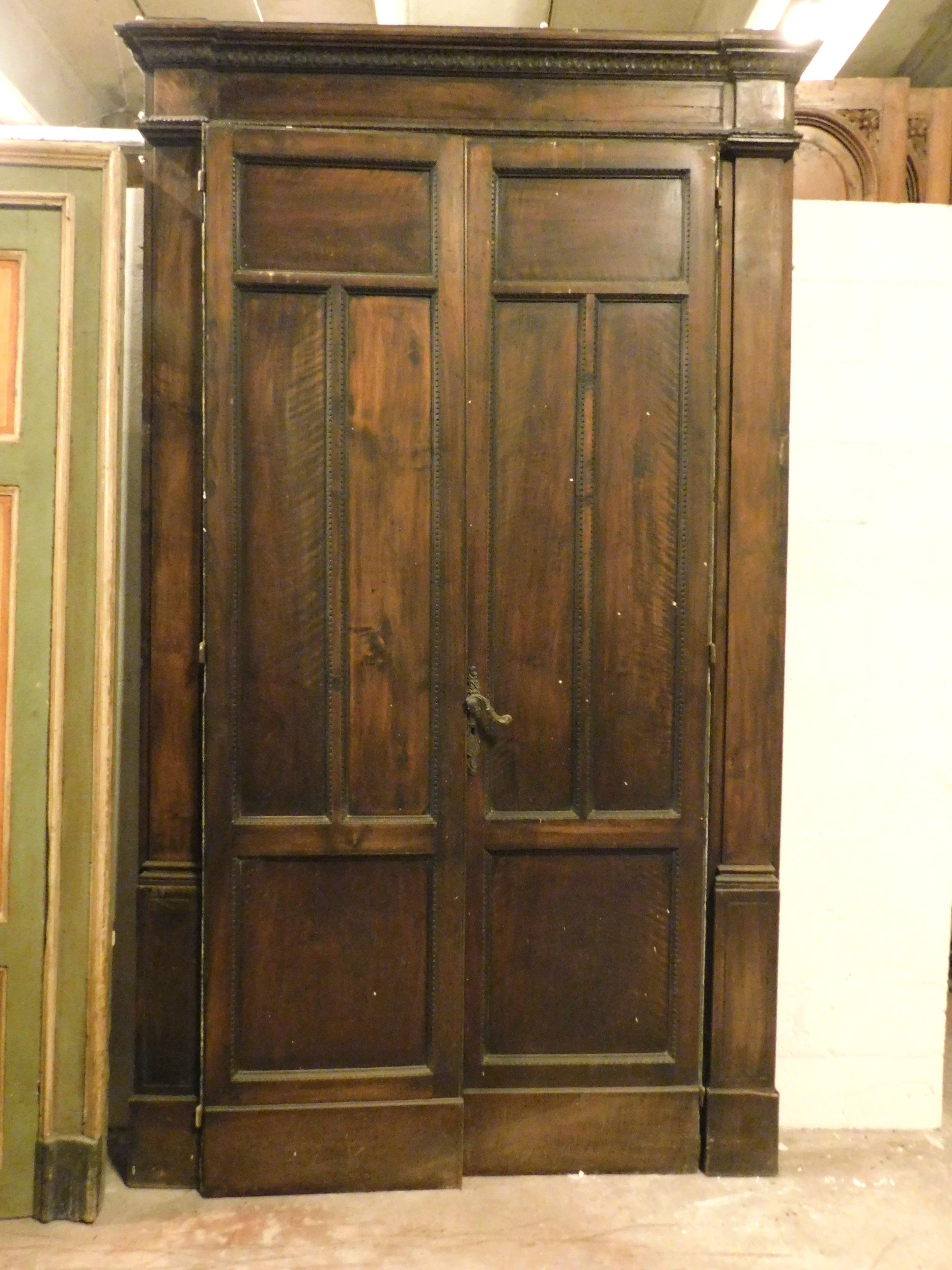 Antike Doppeltür aus geschnitztem Nussbaumholz mit Rahmen, frühe 1900er Jahre, Italien (Italienisch) im Angebot