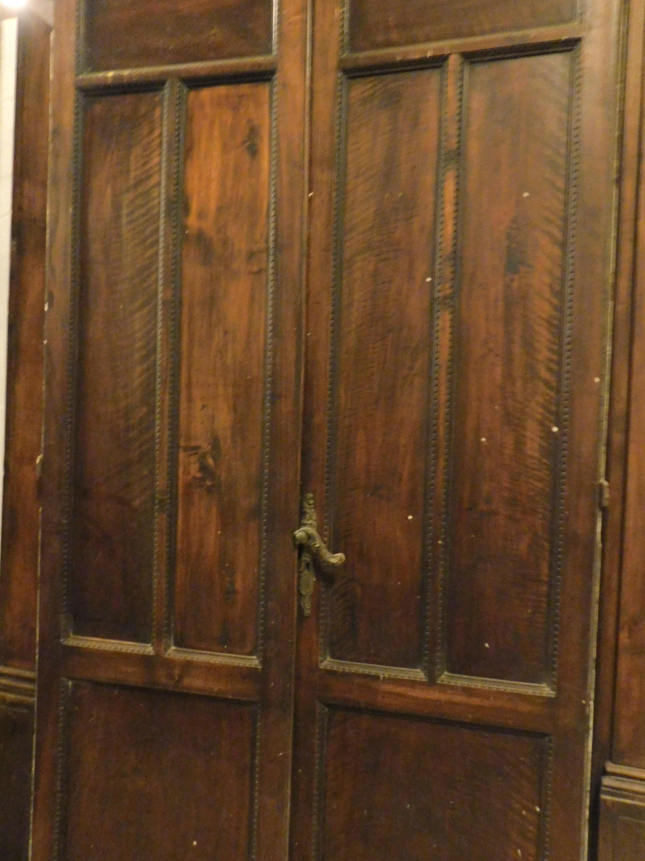 Antike Doppeltür aus geschnitztem Nussbaumholz mit Rahmen, frühe 1900er Jahre, Italien (Handgeschnitzt) im Angebot
