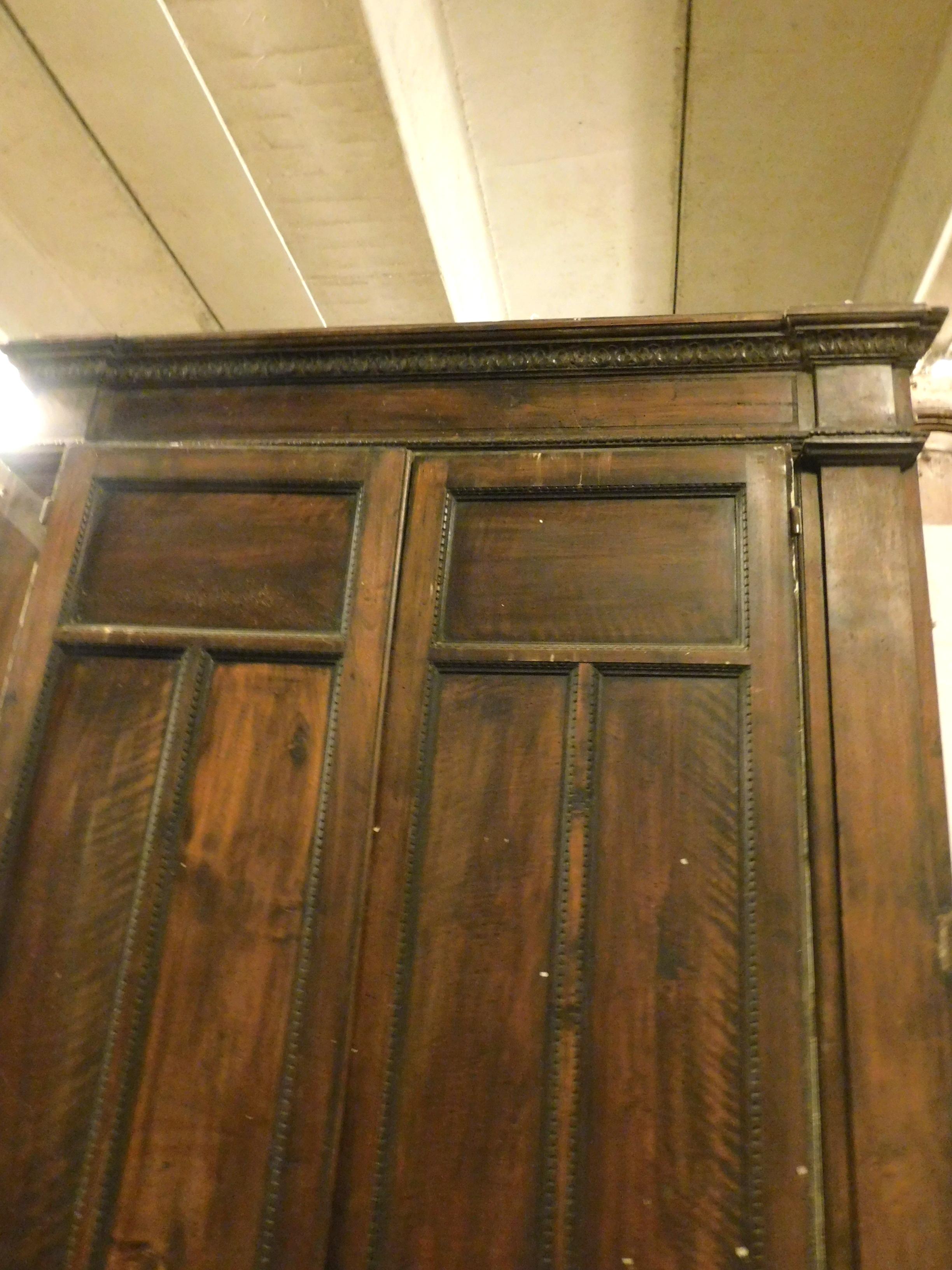 Antike Doppeltür aus geschnitztem Nussbaumholz mit Rahmen, frühe 1900er Jahre, Italien im Zustand „Gut“ im Angebot in Cuneo, Italy (CN)