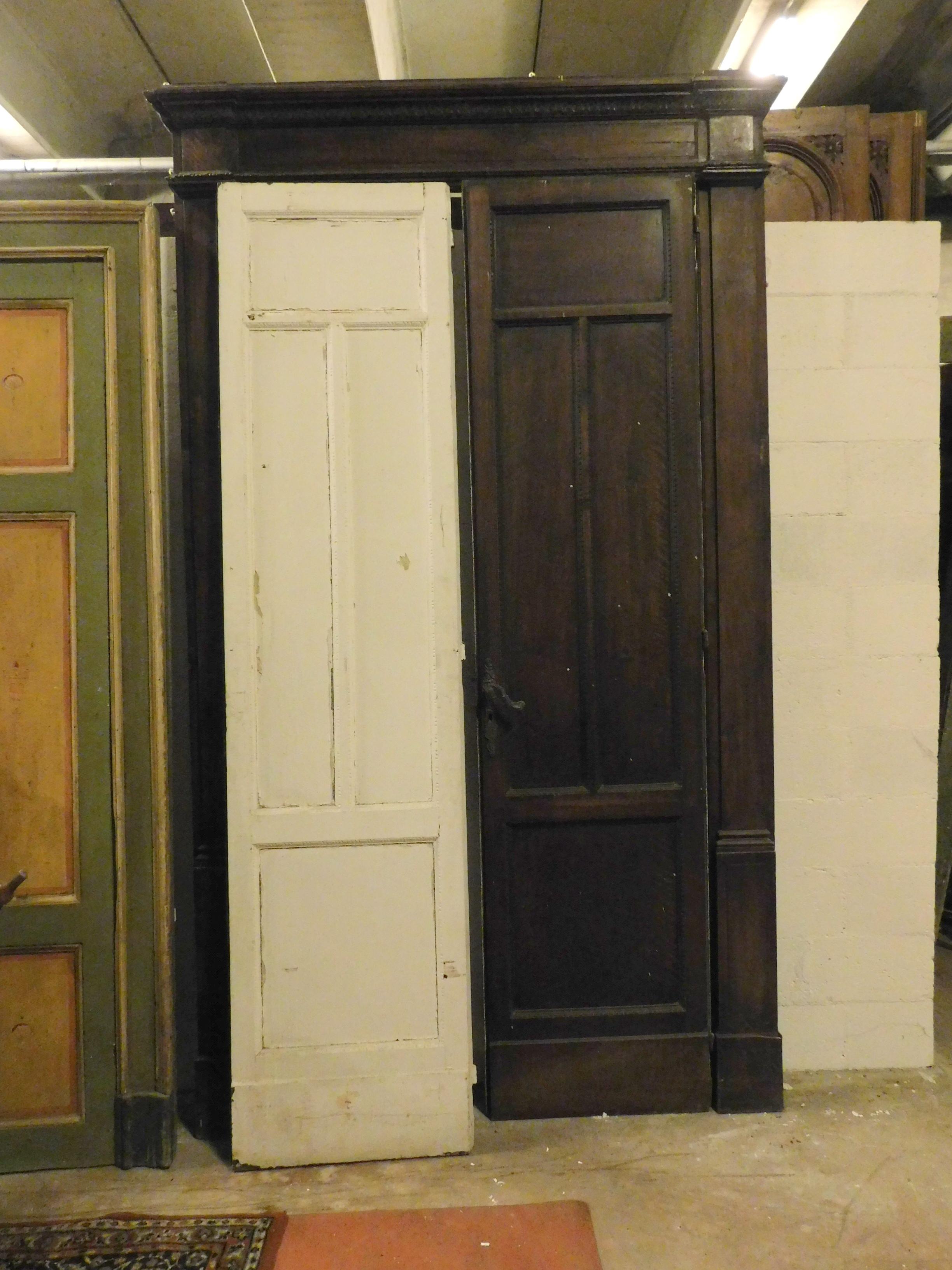 Antike Doppeltür aus geschnitztem Nussbaumholz mit Rahmen, frühe 1900er Jahre, Italien (Walnuss) im Angebot