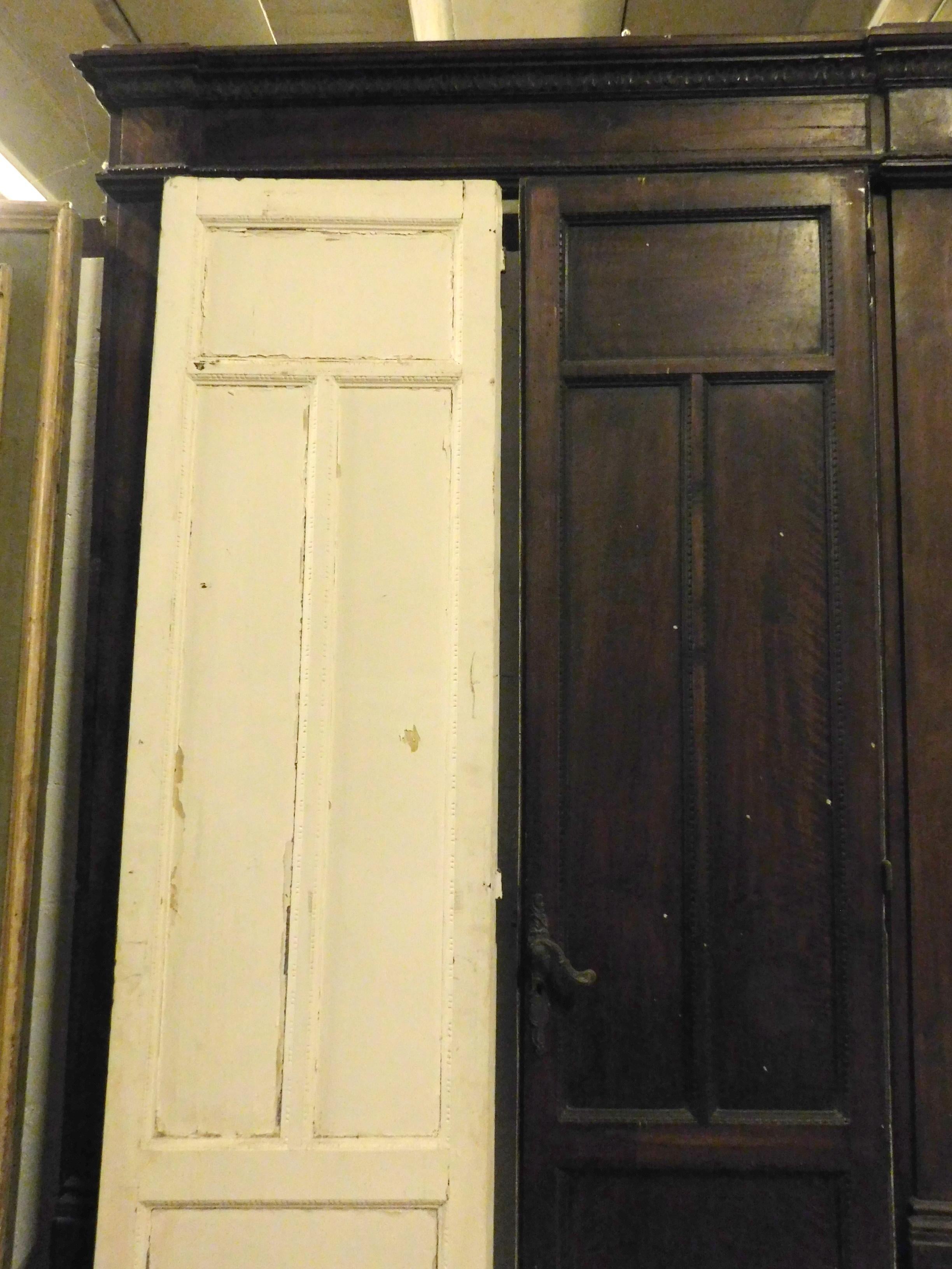 Antike Doppeltür aus geschnitztem Nussbaumholz mit Rahmen, frühe 1900er Jahre, Italien im Angebot 1