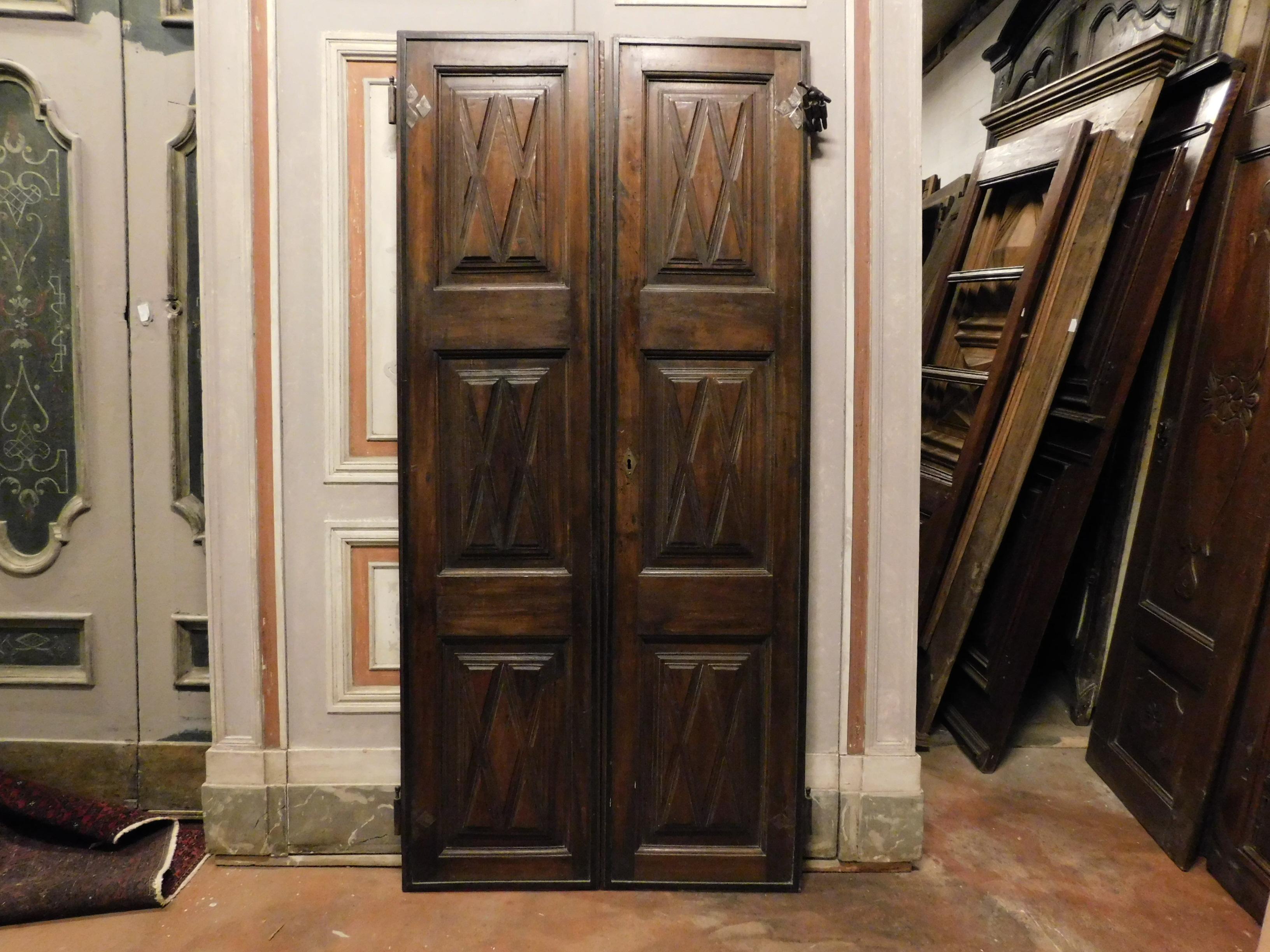 Antique door in brown walnut with cross-carved panels, 1600,
Measuring 90 x 190 x 3.5 cm, smooth back but in precious walnut, original wall irons with a particular shape, opening to pull, coming from a 17th century noble Italian villa.
Refined and