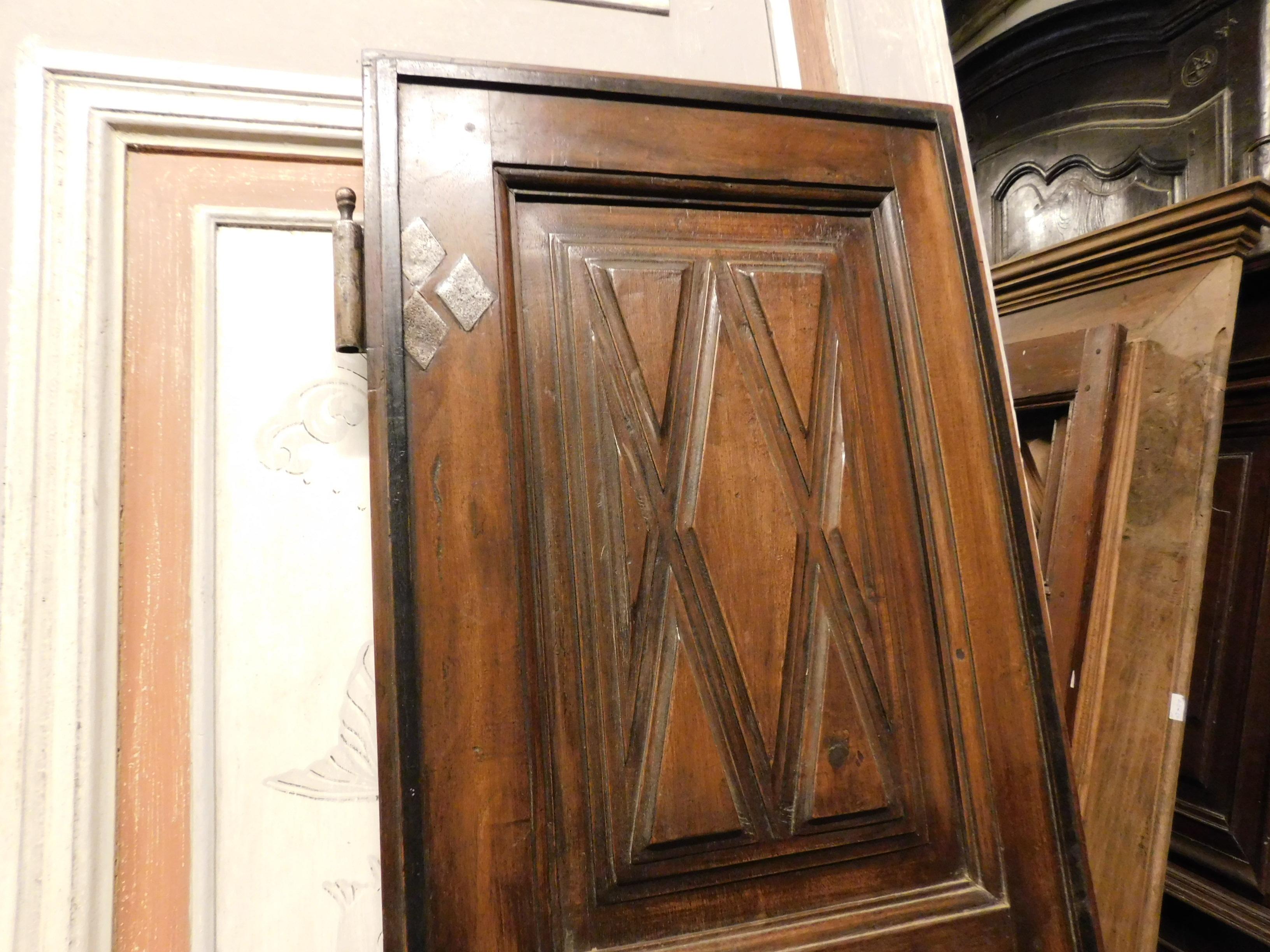 Antique Double Door in Brown Walnut, Cross-Carved Panels, Original Iron, 1600 In Good Condition For Sale In Cuneo, Italy (CN)