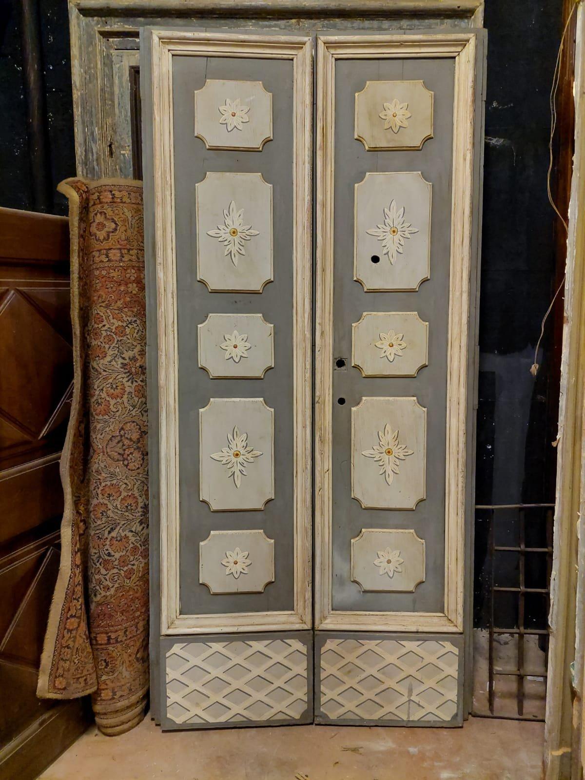 Antique double door, lacquered and painted, with carved panels and back also decorated and painted, already with hinges to push and beat all around the door of 2 cm, gray colors with painted star / flower, without lock, to be adapted to use but in