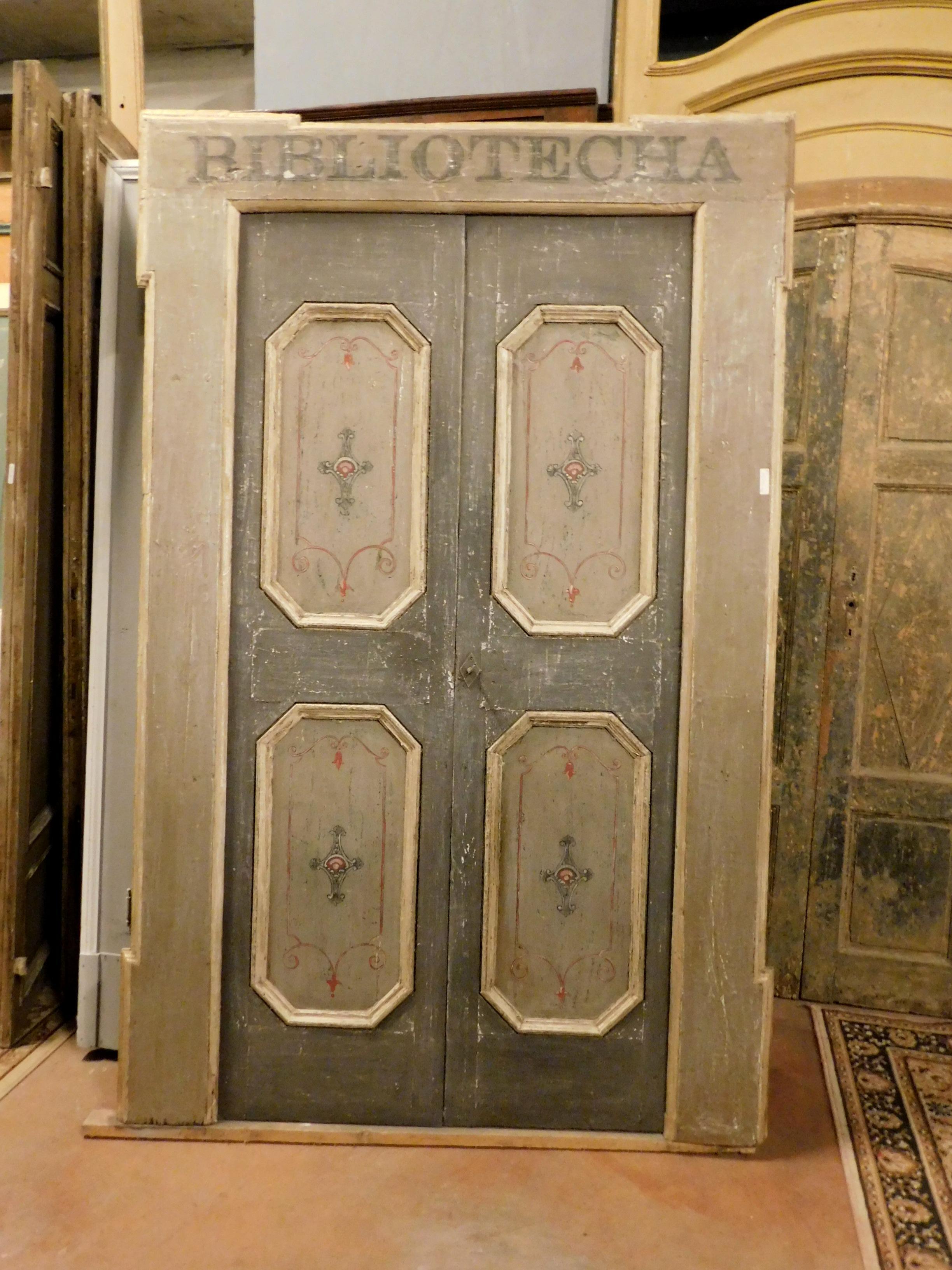 Antique double door of the library, hand painted in shades of gray with a very thick and molurato frame, panels with painted designs and lacquered also on the back, original frame, from the eighteenth century from central Italy.
It was the internal