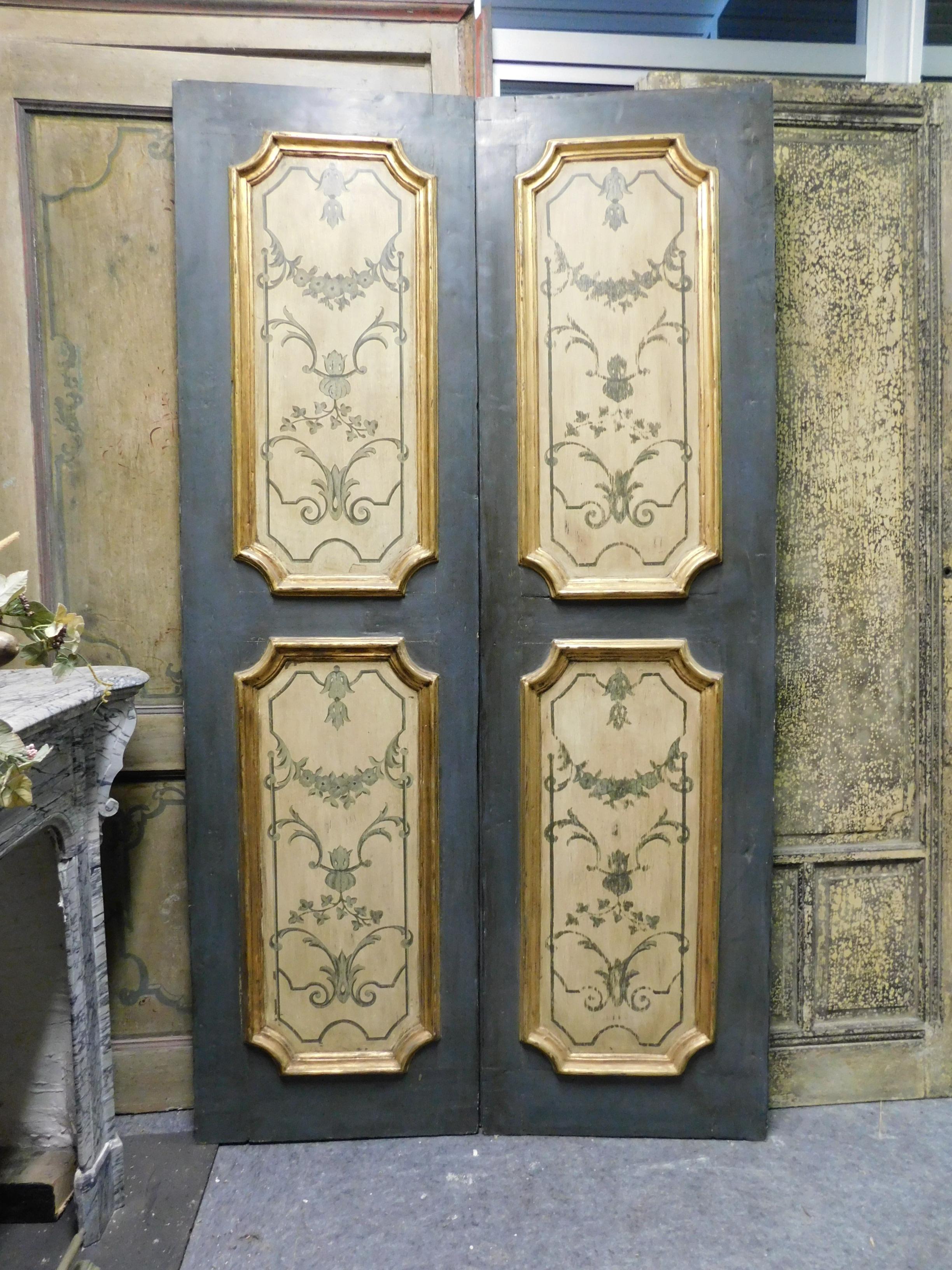 Ancienne porte d'intérieur, à deux battants, peinte à la main avec décoration dans les panneaux peints, avec molure profonde et dorée, typique et originale en bois massif du plein dix-huitième siècle, construite entièrement par artisan pour un