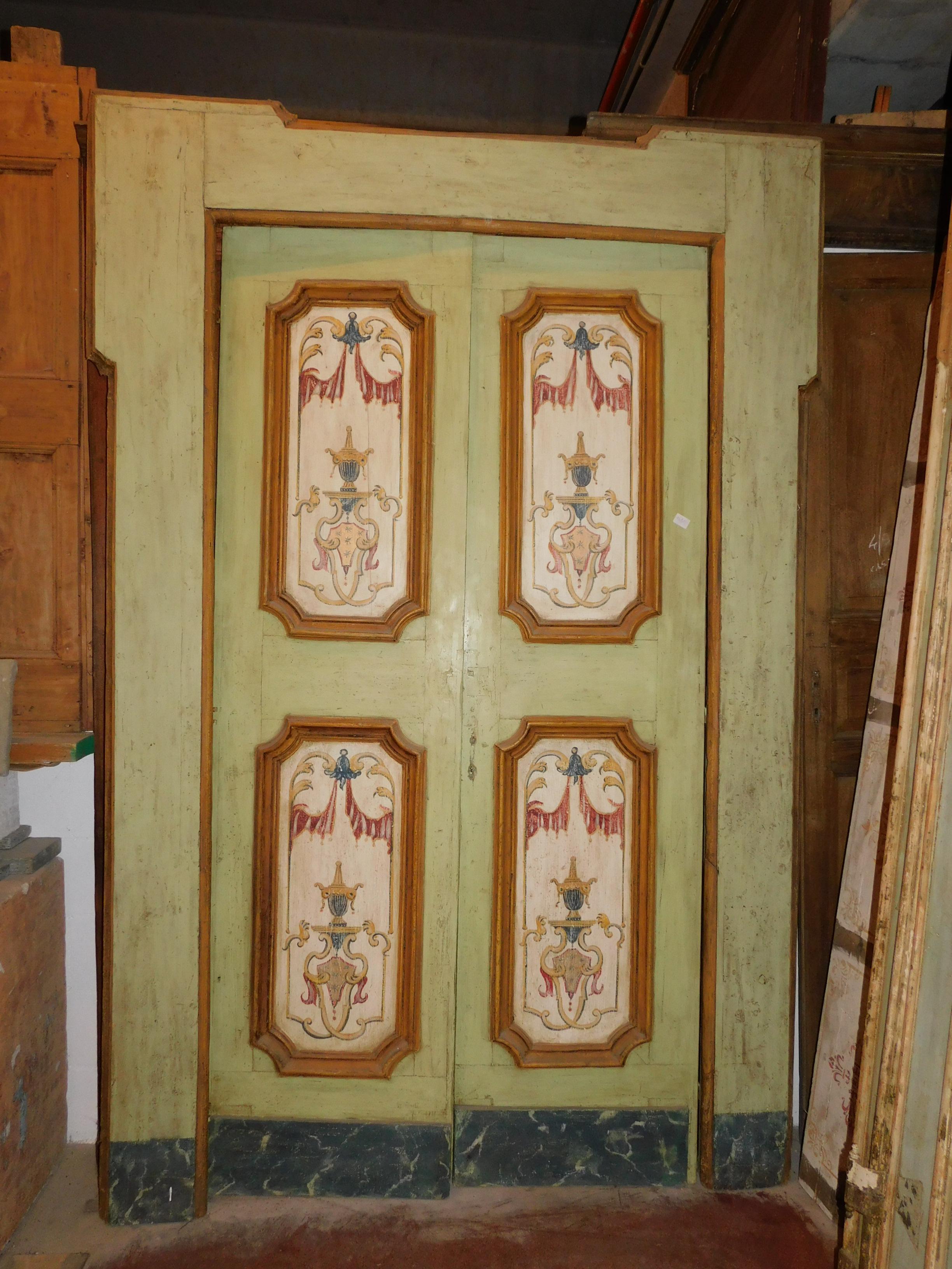 Antique Double Door Painted on a Green Background, Original Frame, 1700 Italy In Good Condition For Sale In Cuneo, Italy (CN)