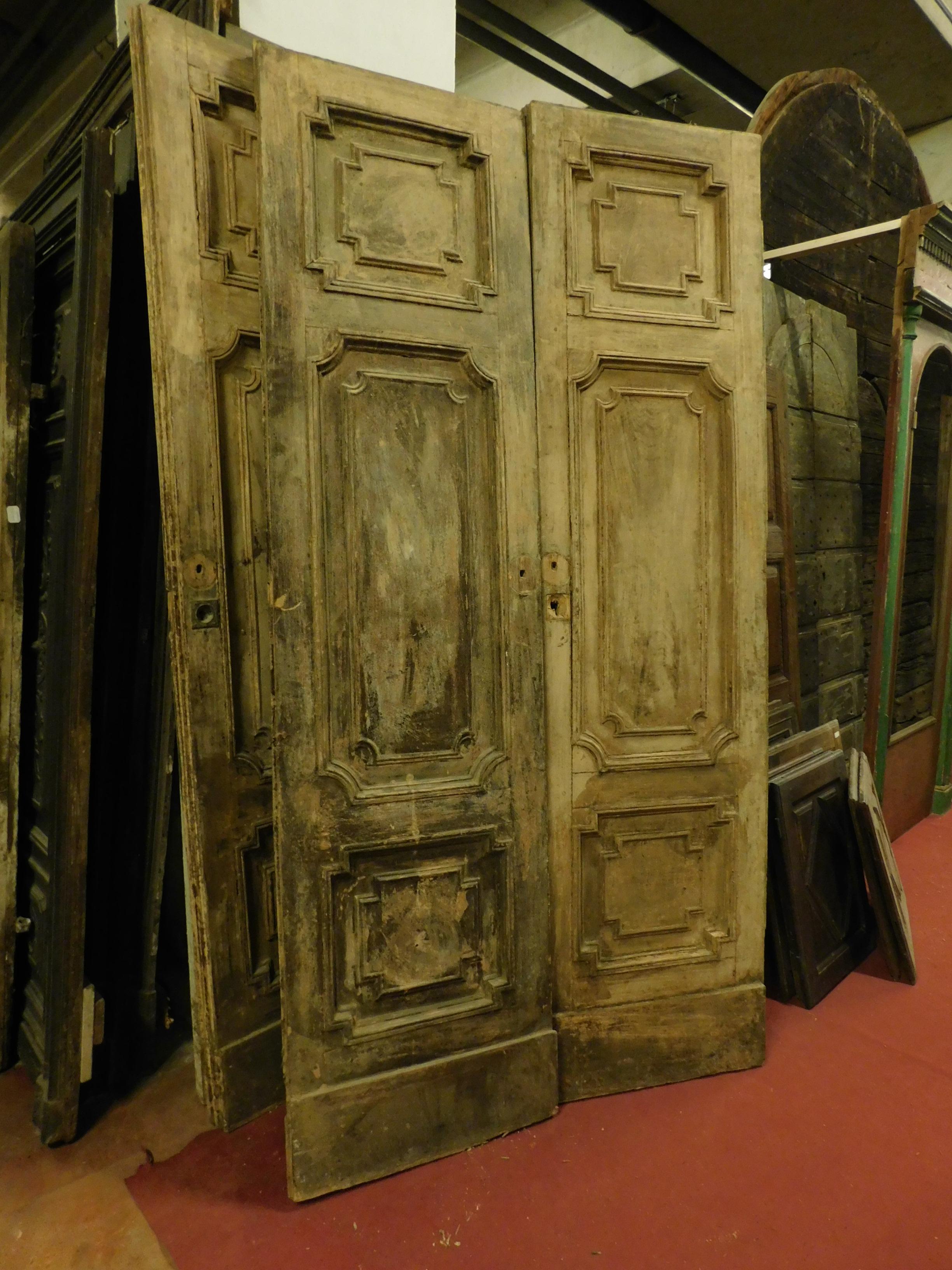 Antique Double Doors in Light Fir Wood, Sculpted Style Louis XVI, 1700, Italy In Good Condition In Cuneo, Italy (CN)