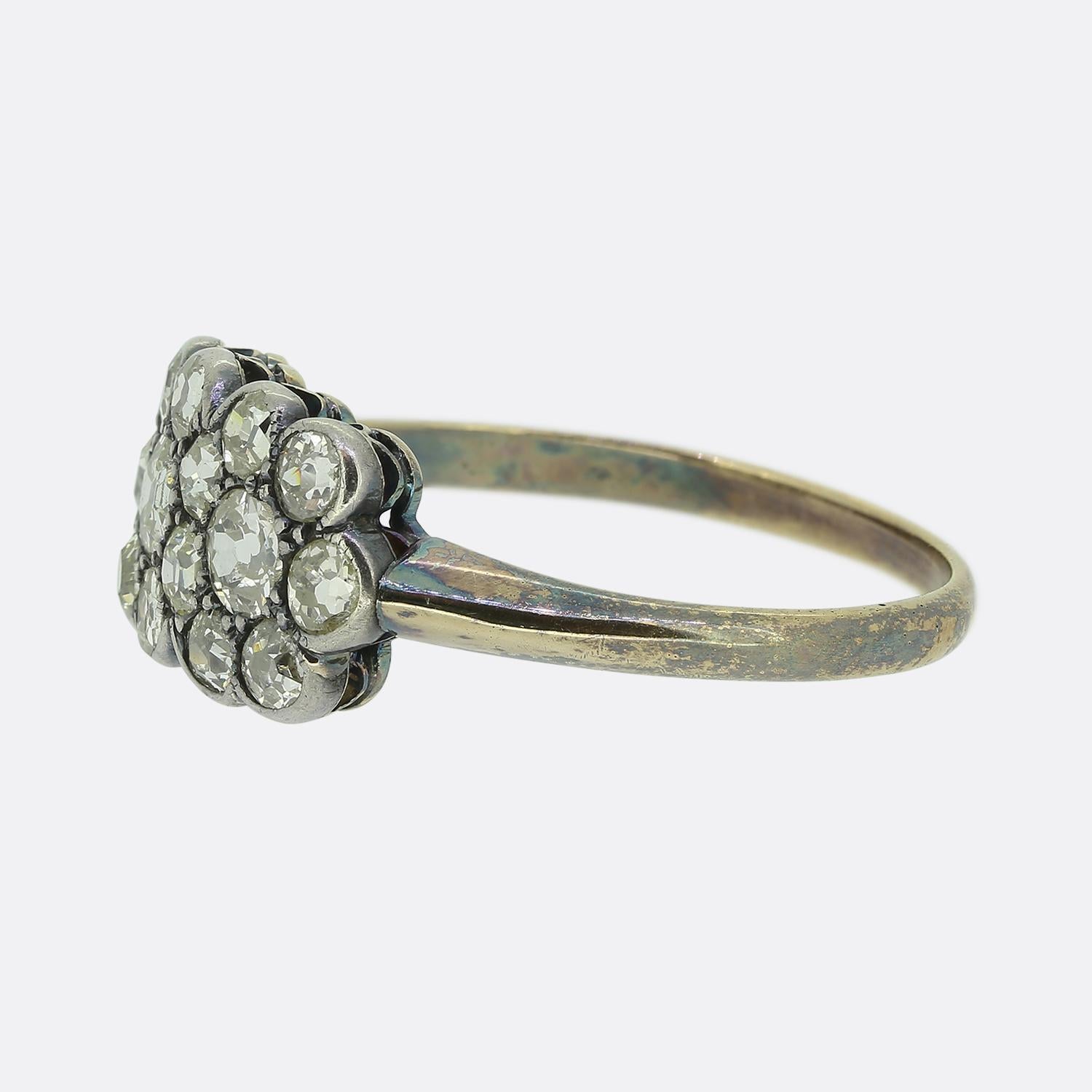 Ecco un meraviglioso anello a doppio grappolo risalente al periodo vittoriano. Questo pezzo antico presenta un'incantevole serie di diamanti di vecchia miniera e di vecchio taglio europeo. Le pietre sono meticolosamente disposte a grappolo, creando