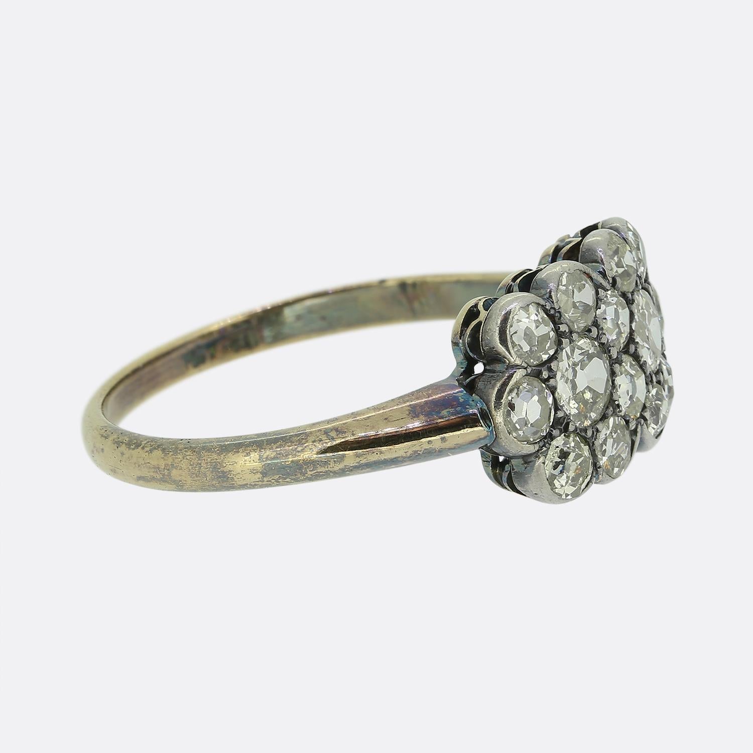 Vittoriano Anello antico a doppio fiore con diamante a grappolo in vendita