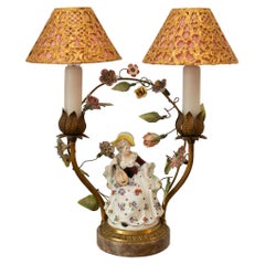 Lampe française ancienne double avec fleurs en porcelaine et abat-jour en métal et soie