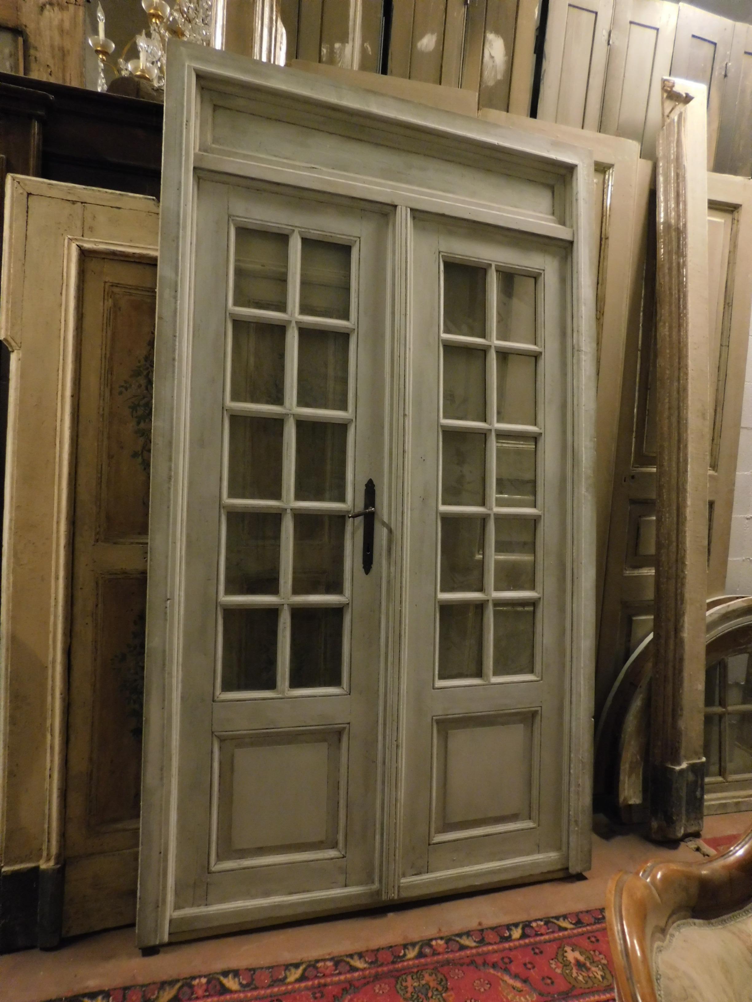 Antique double internal door with frame, with glass and molure doors, complete with original frame and overdoor with lacquered wood panel, early 1900s, already restored and in excellent conservation conditions, beautiful both front and back, ideal