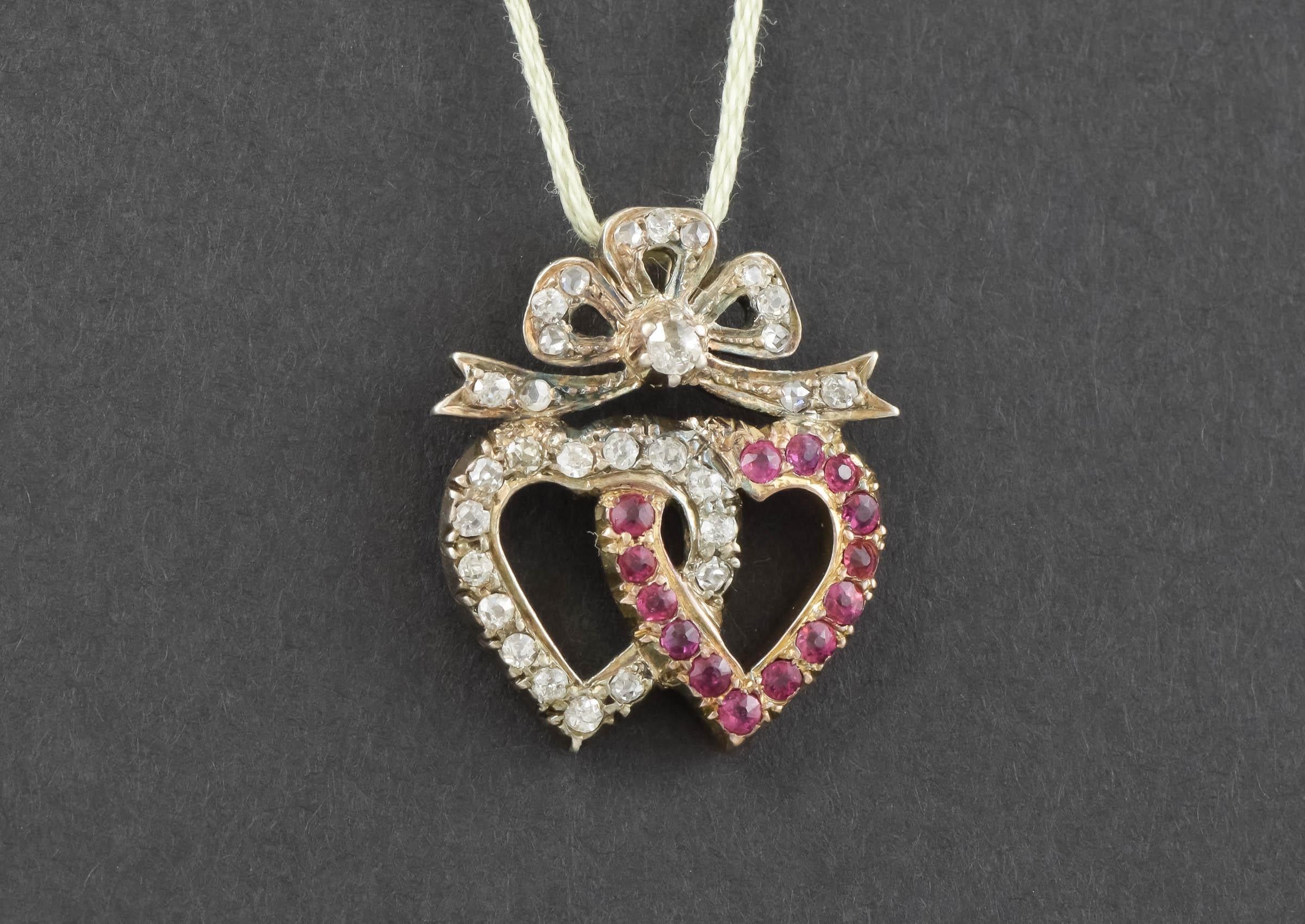 Pendentif ancien à double cœur avec diamants et rubis d'environ 1,04 carat en vente 4