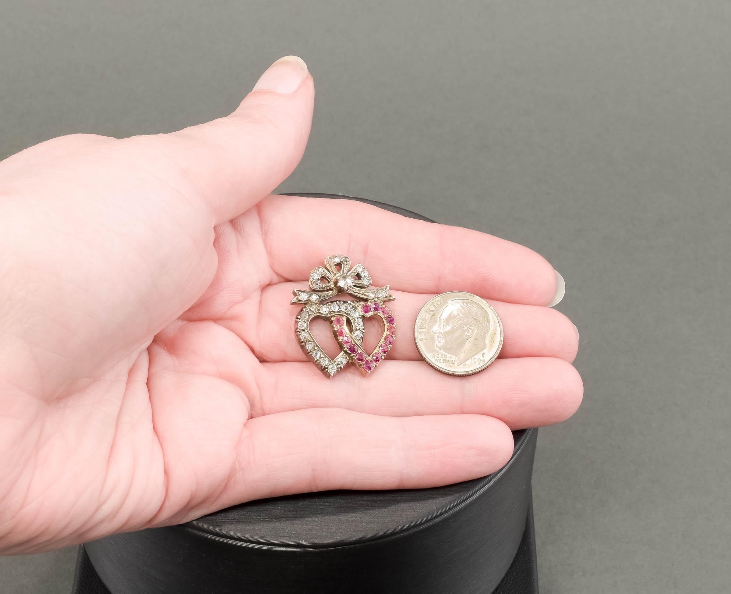 Victorien tardif Pendentif ancien à double cœur avec diamants et rubis d'environ 1,04 carat en vente