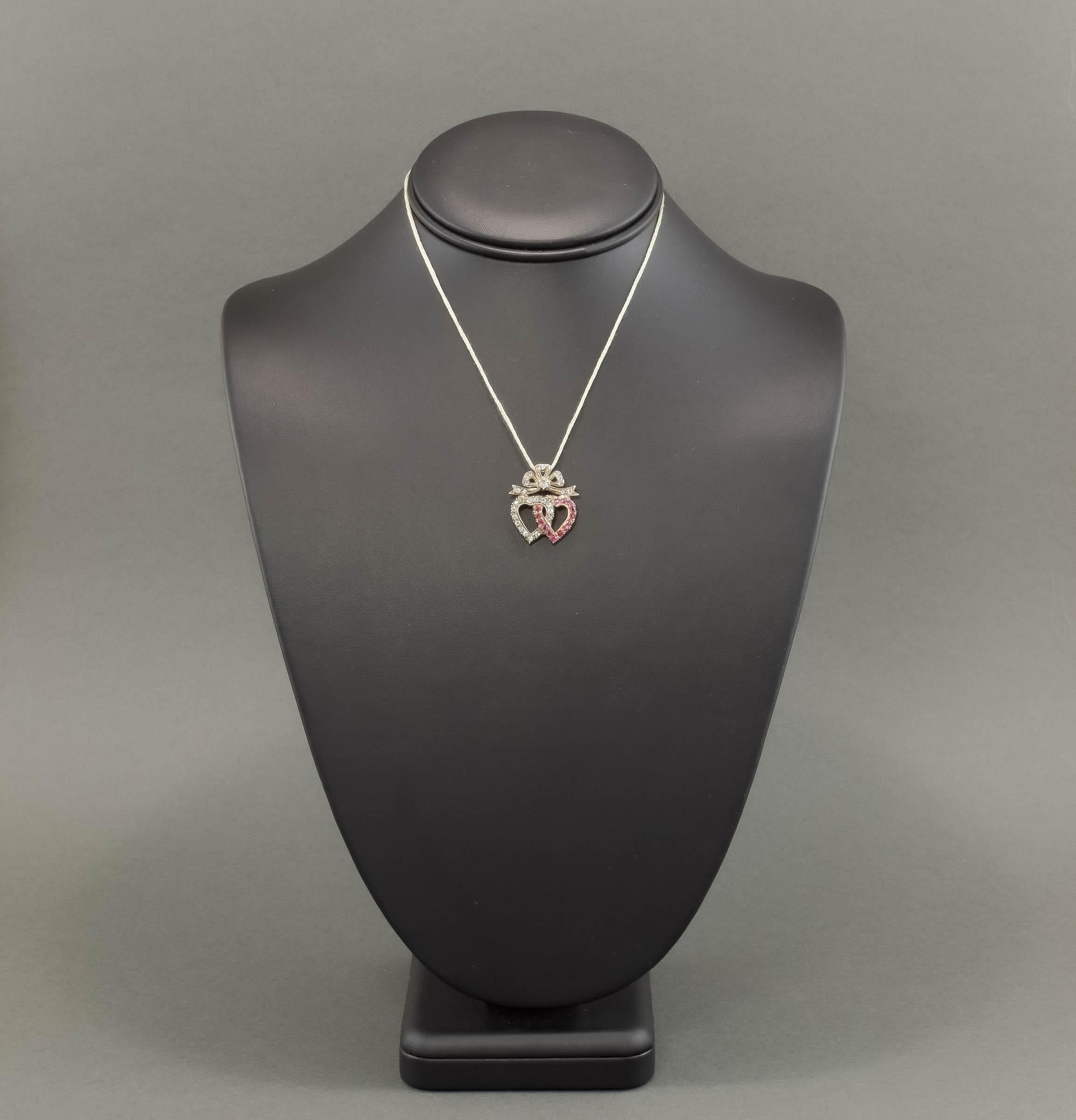 Taille ronde Pendentif ancien à double cœur avec diamants et rubis d'environ 1,04 carat en vente