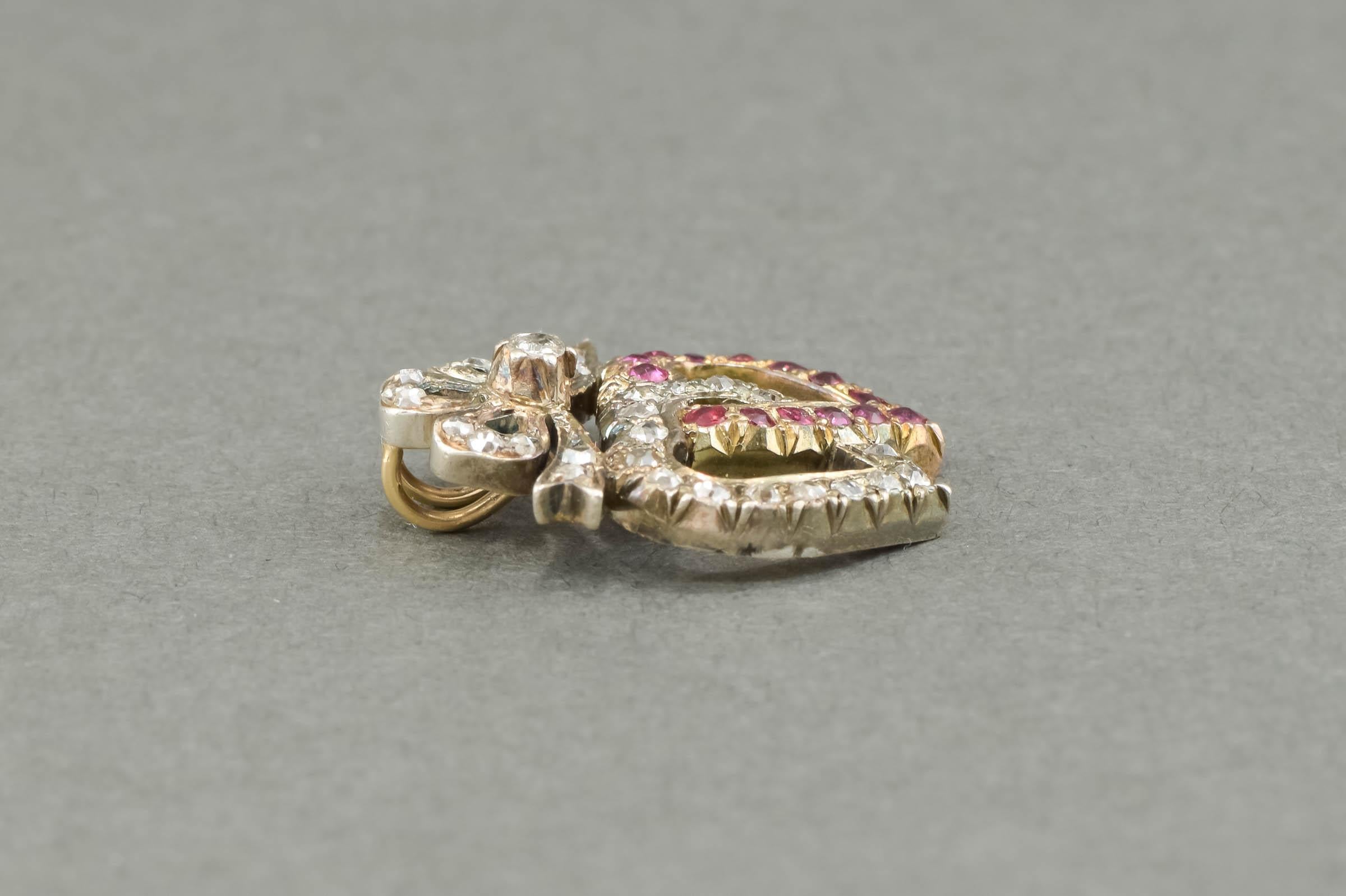 Pendentif ancien à double cœur avec diamants et rubis d'environ 1,04 carat Bon état - En vente à Danvers, MA
