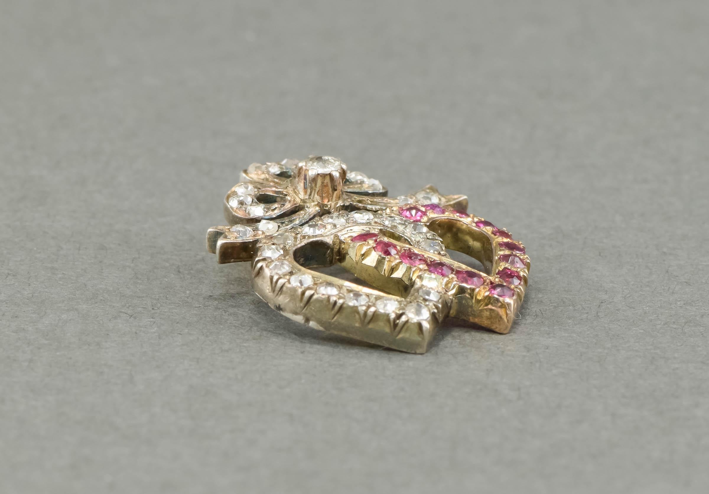 Pendentif ancien à double cœur avec diamants et rubis d'environ 1,04 carat Pour femmes en vente