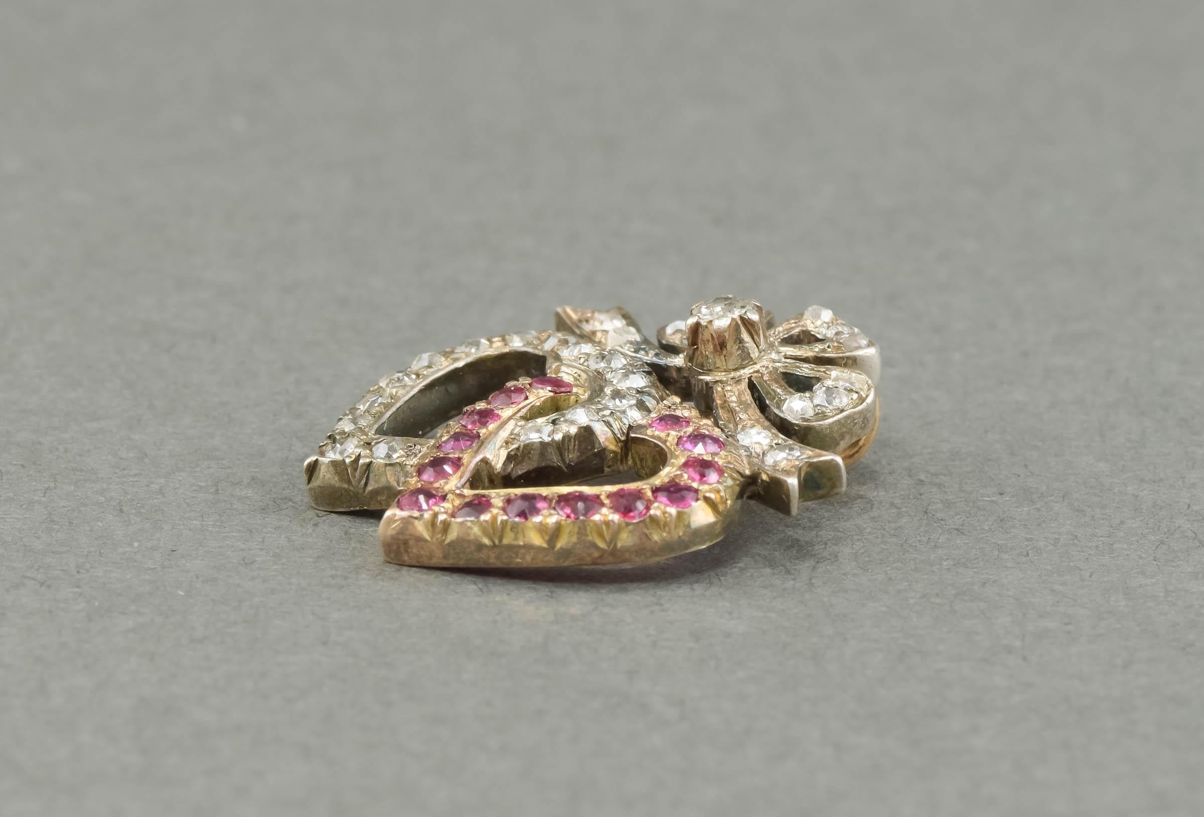Pendentif ancien à double cœur avec diamants et rubis d'environ 1,04 carat en vente 1