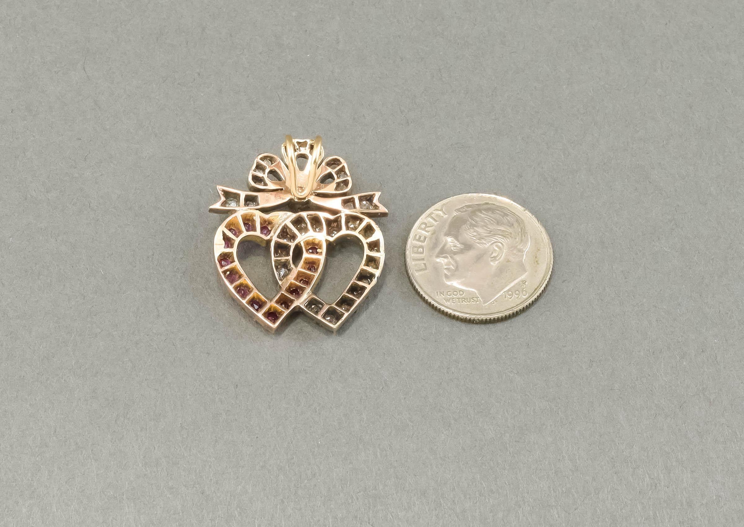 Pendentif ancien à double cœur avec diamants et rubis d'environ 1,04 carat en vente 3