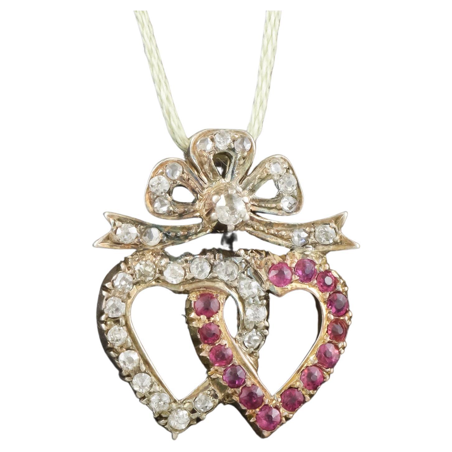 Pendentif ancien à double cœur avec diamants et rubis d'environ 1,04 carat en vente