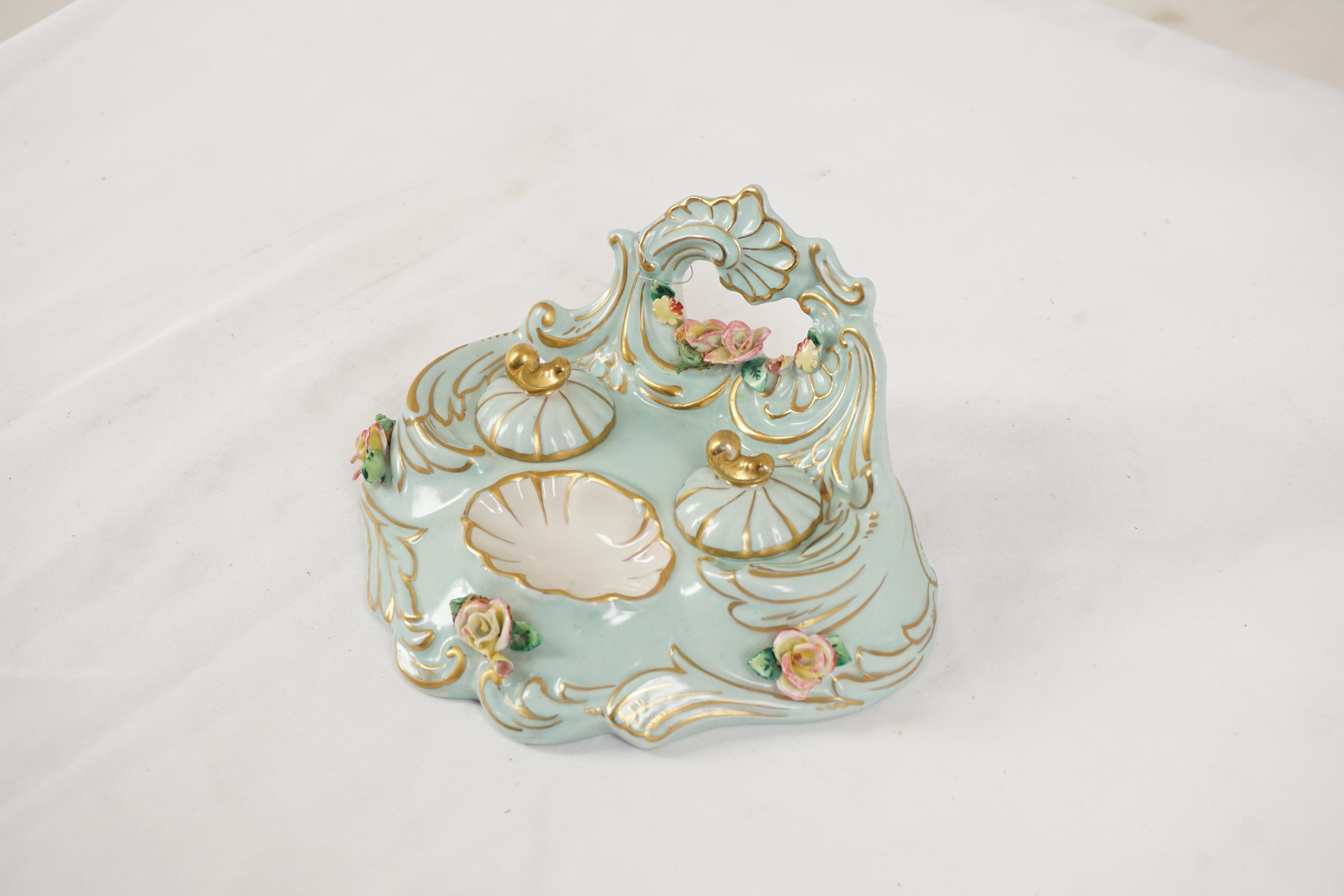 Antique double inkstand, linage blue and gilt, France 1900, H565

France 1900
Porcelain
Floral decoration to the back
Pair of porcelain inkwells with lids
Pen rest
Stamp holder to the front
Decorated flowers and leaves



Measures: 8