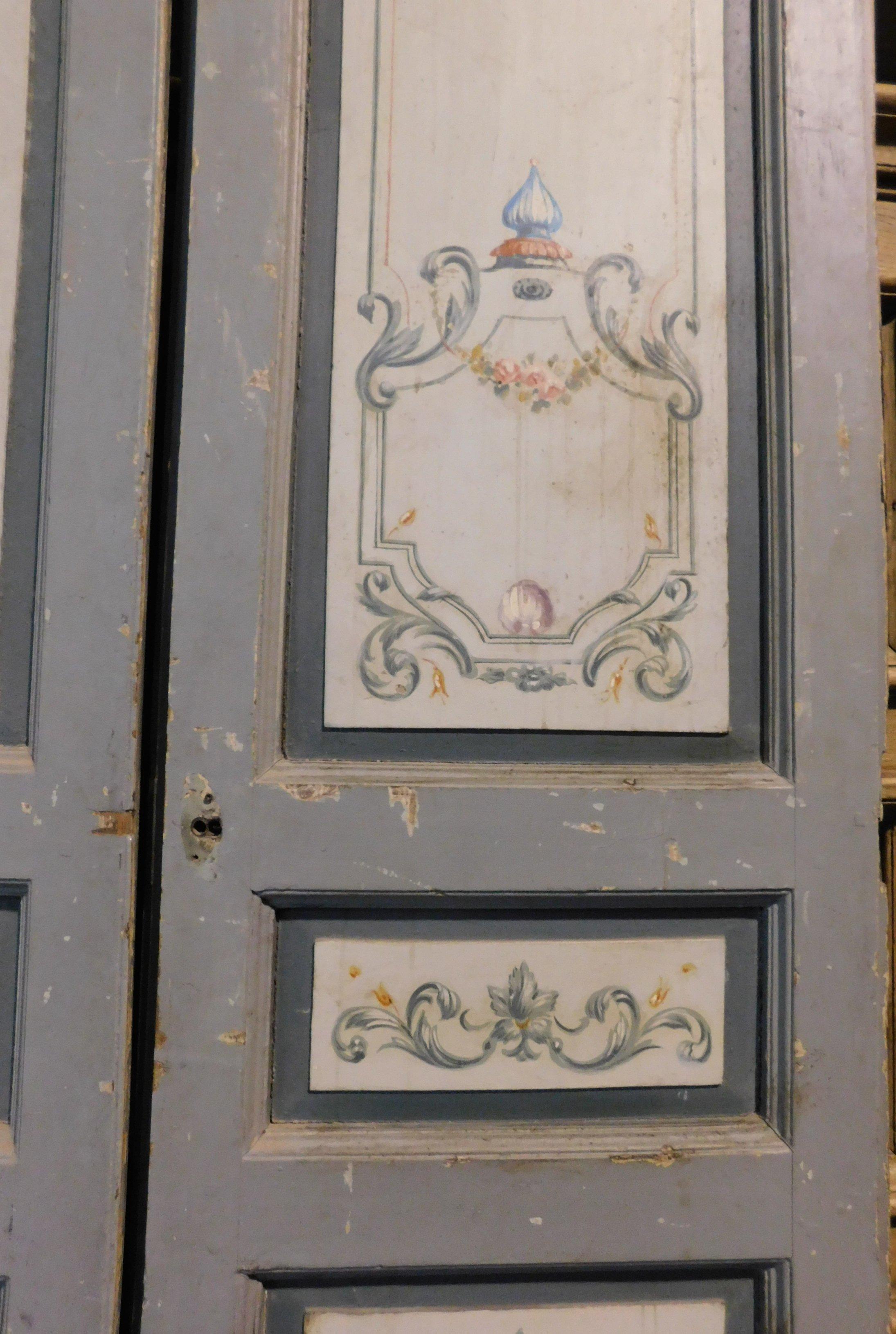 Peint à la main Porte d'intérieur ancienne à double porte, fond gris/bleu peint, Italie, 19ème siècle en vente