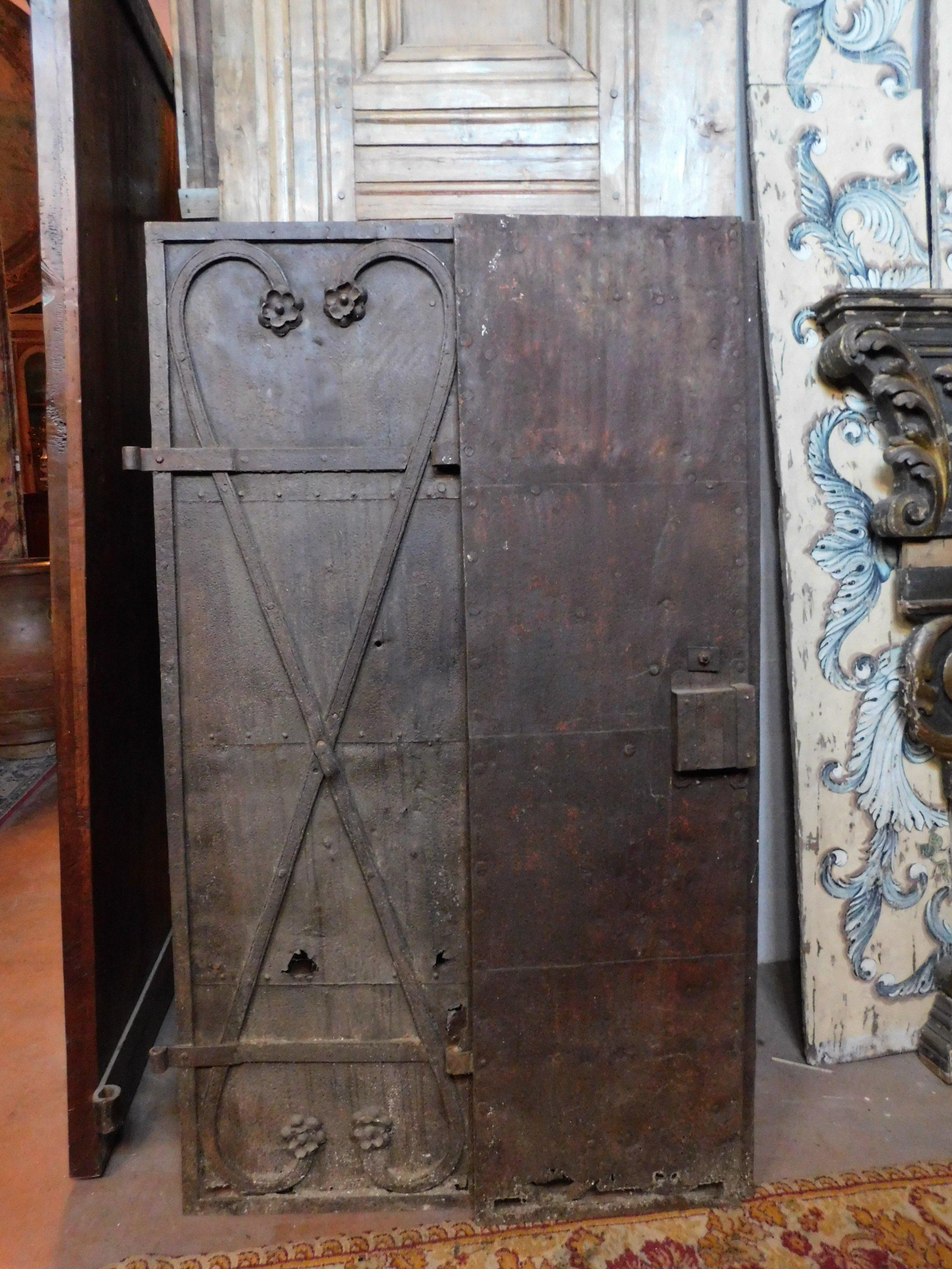 Antique Double Iron Door for Tower, Carved Flowers, Late 18th Century, Austria In Good Condition In Cuneo, Italy (CN)