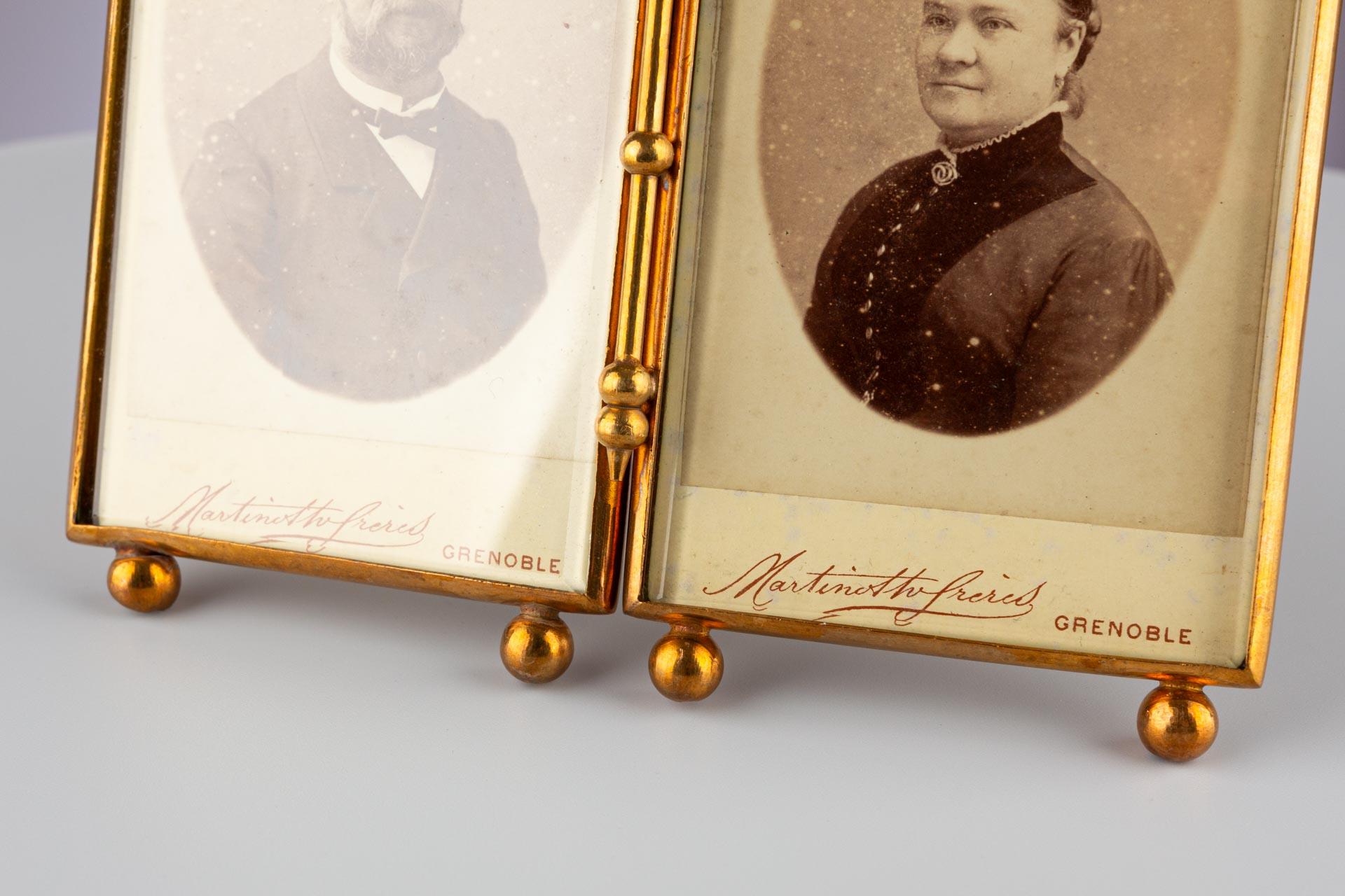Beautiful brass picture frame, France, circa 1920.
Picture size of each side: 6 cm x 10 cm.


