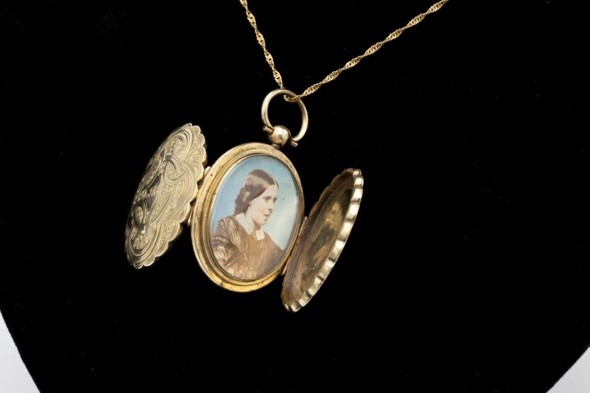 Antique locket made of 9-carat gold.
The medallion is an example of Victorian sentimental jewelry.

It comes from Great Britain at the end of the 19th century.

Opened on both sides, it has two places for photos of loved ones.

Decorated with a