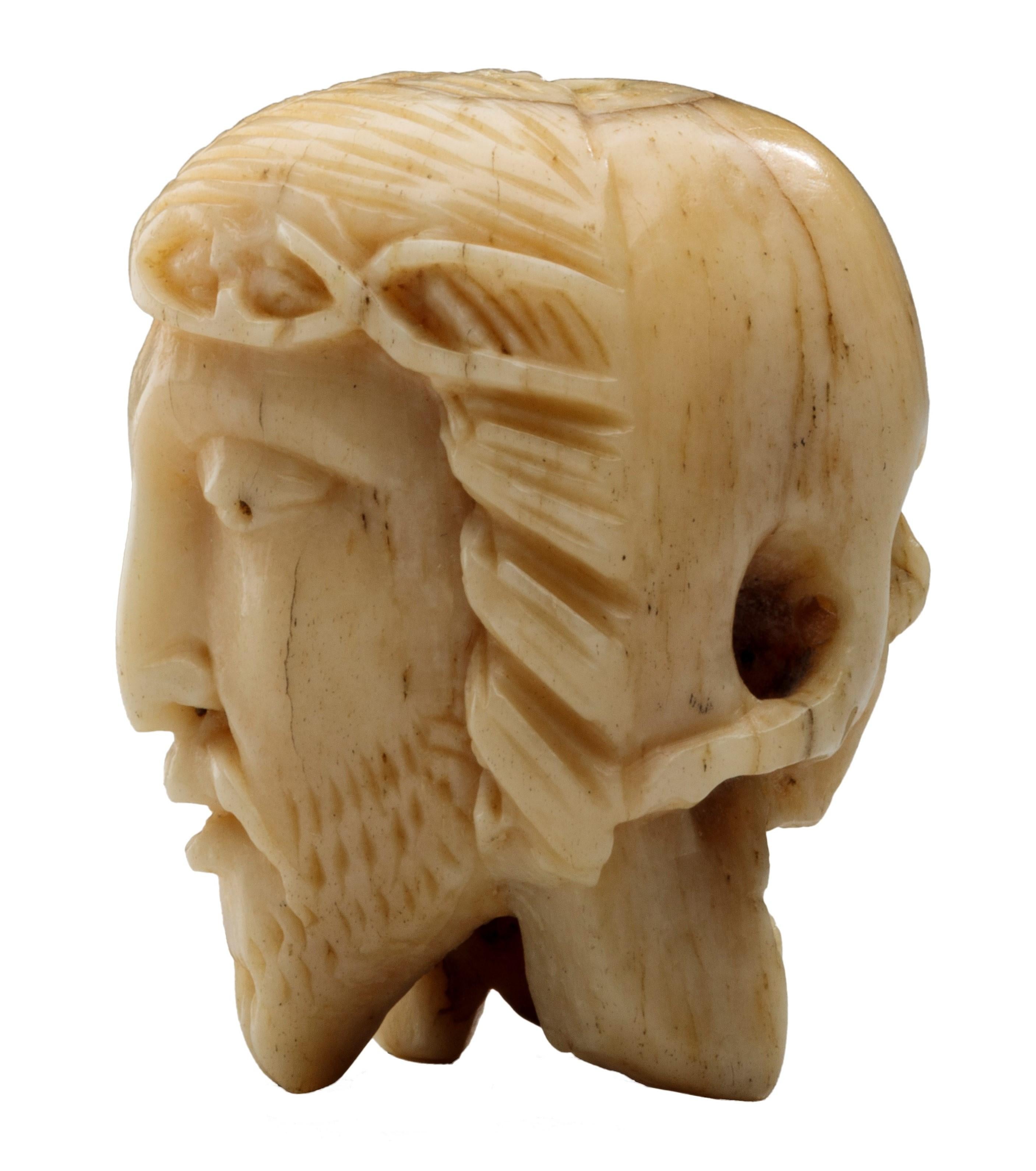 CHAPELET AVEC WENDEKOPF
Allemagne, XVIe siècle
Os
Poids 12 grammes ; dimensions 29 × 23 × 24 cm

Perle à double face en os avec une tête de Christ finement sculptée d'un côté et un crâne de l'autre et avec un trou vertical pour l'enfiler sur un