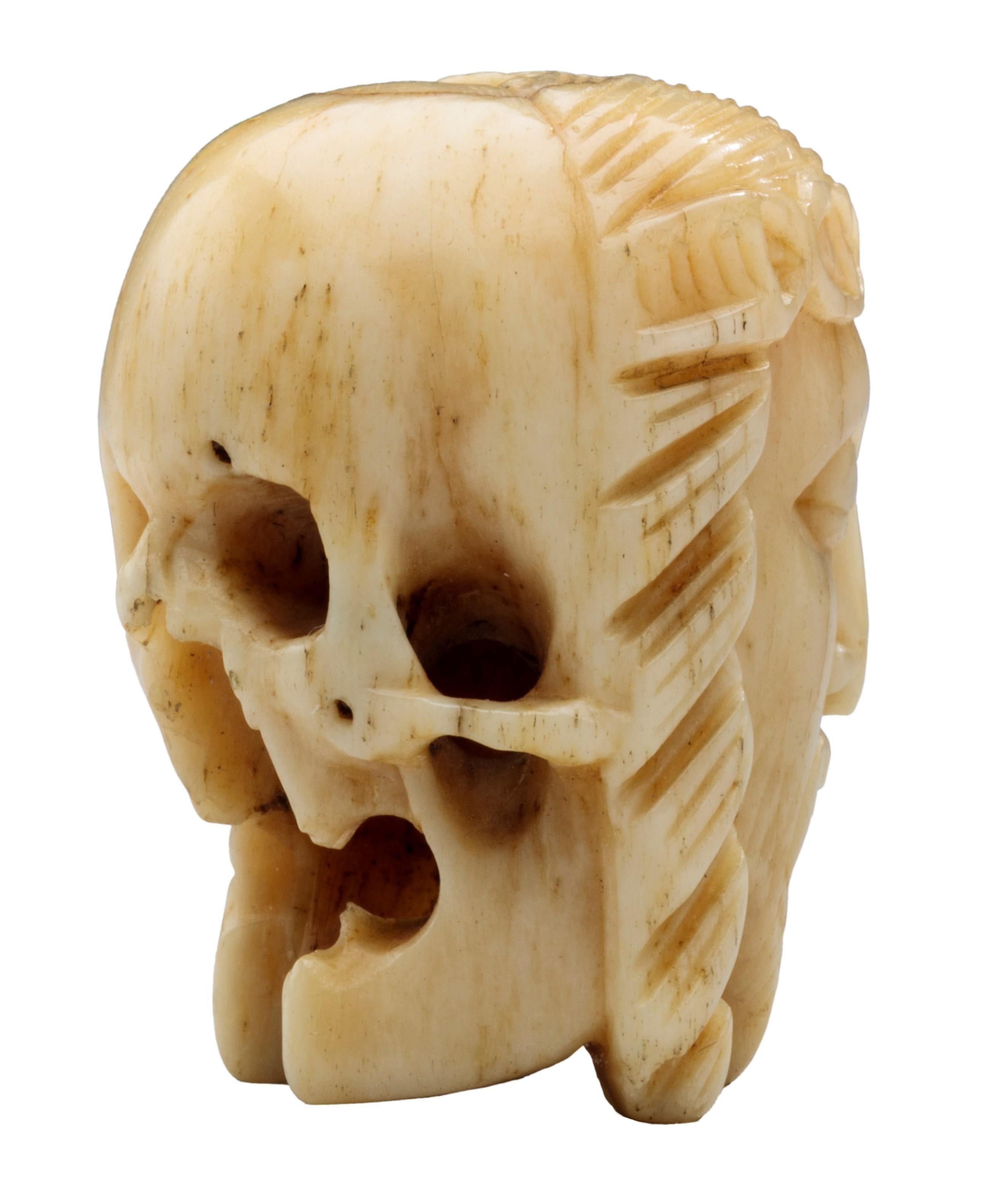 Perle de Rosaire double face avec tête du Christ et crâne sculptées dans l'os en vente 1