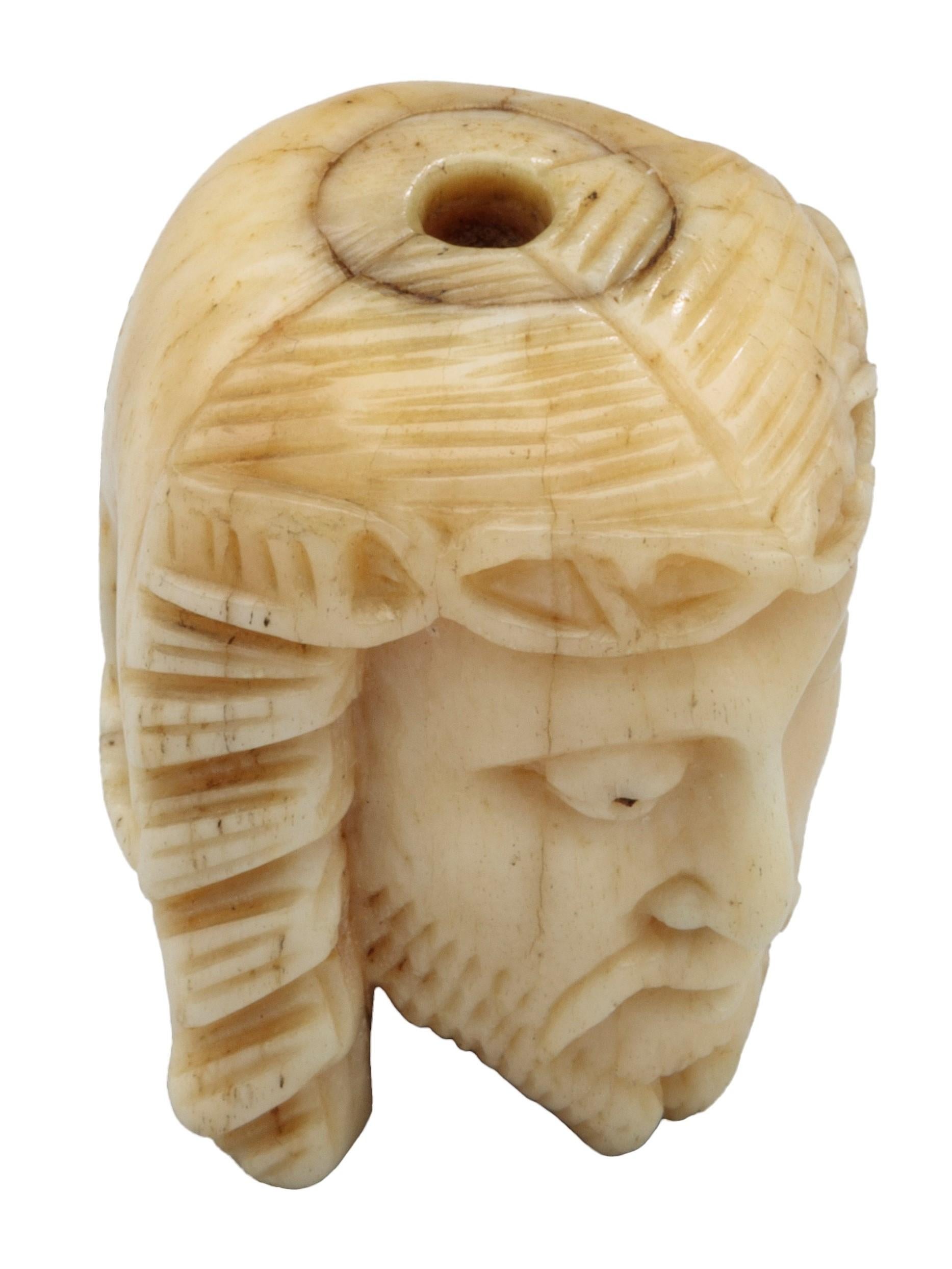 Perle de Rosaire double face avec tête du Christ et crâne sculptées dans l'os en vente 3