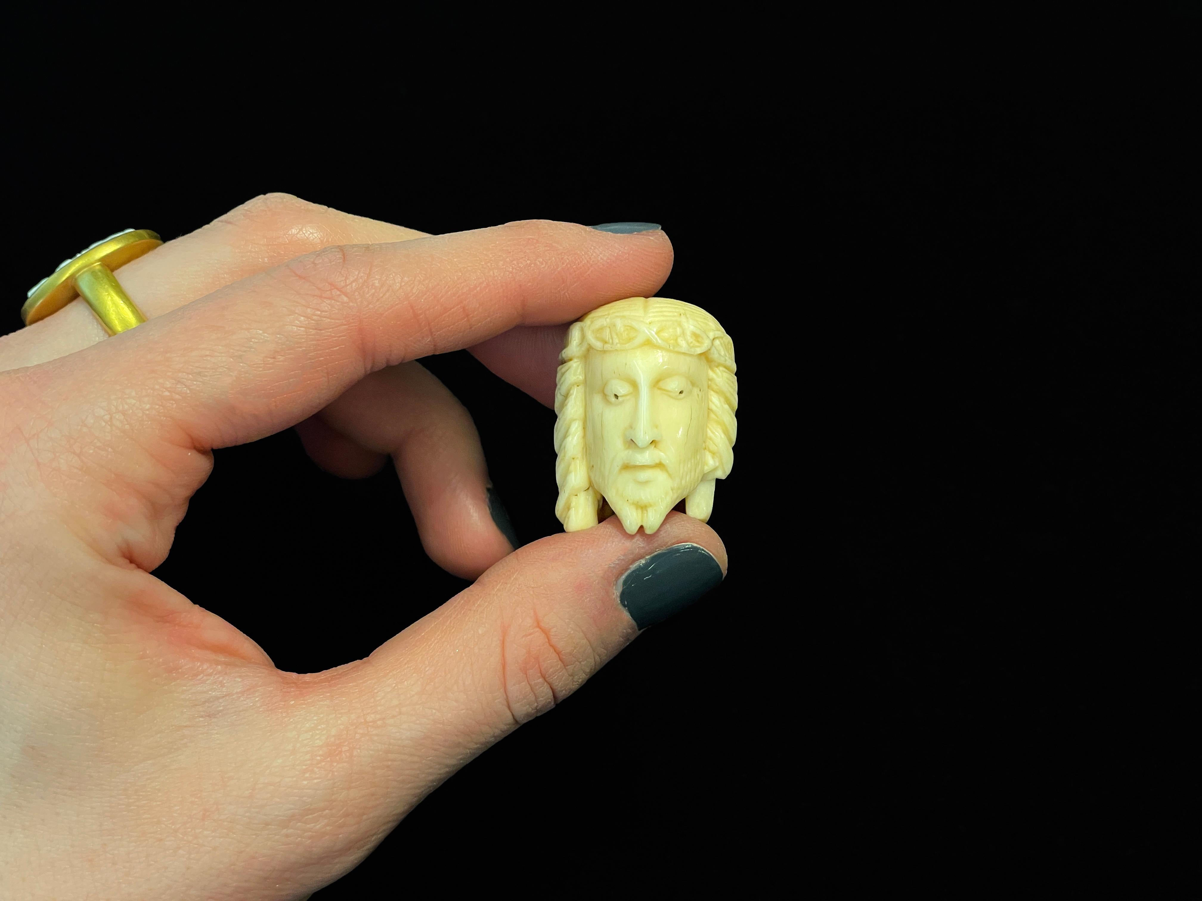 Perle de Rosaire double face avec tête du Christ et crâne sculptées dans l'os en vente 4