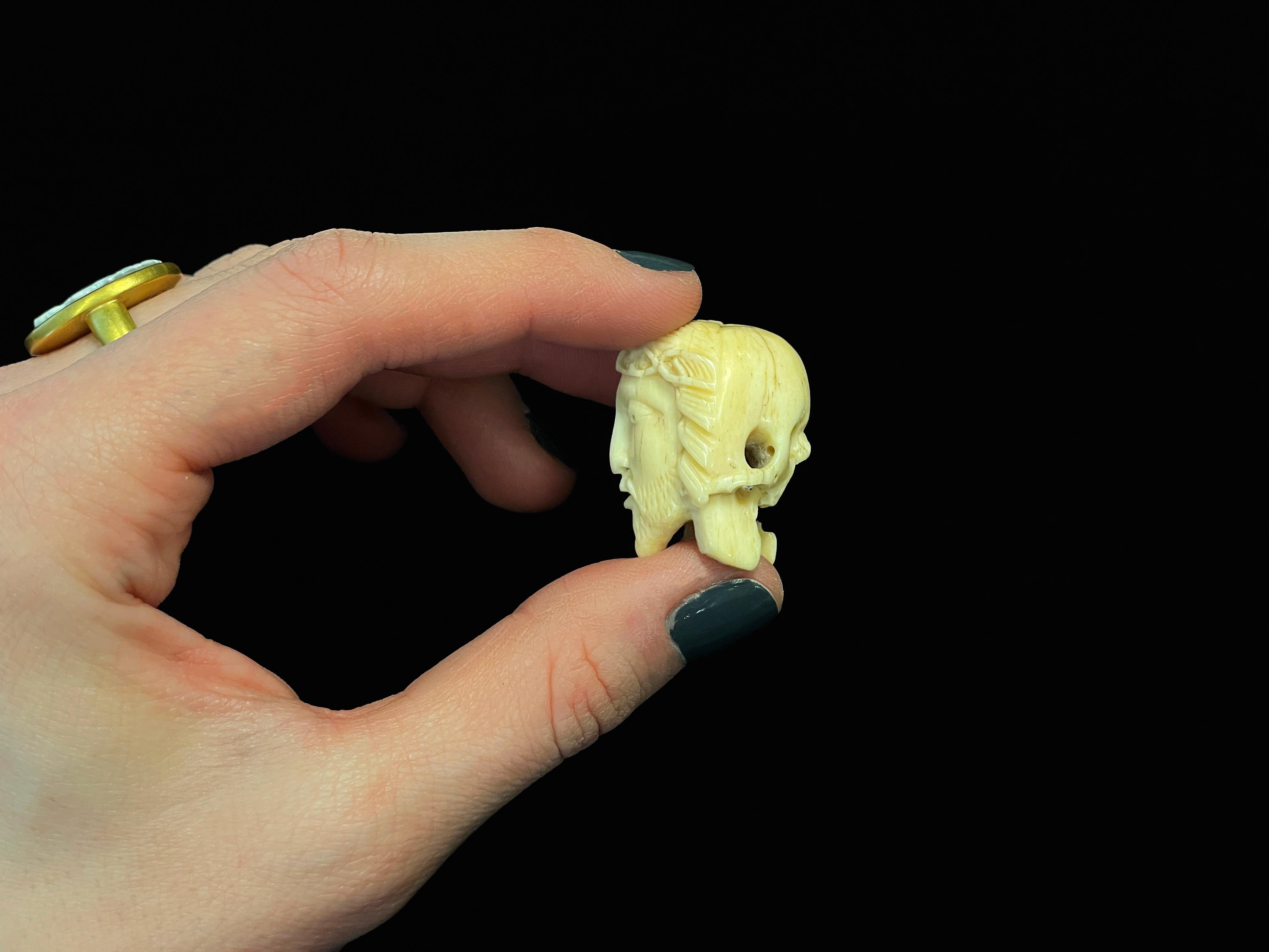 Perle de Rosaire double face avec tête du Christ et crâne sculptées dans l'os en vente 5