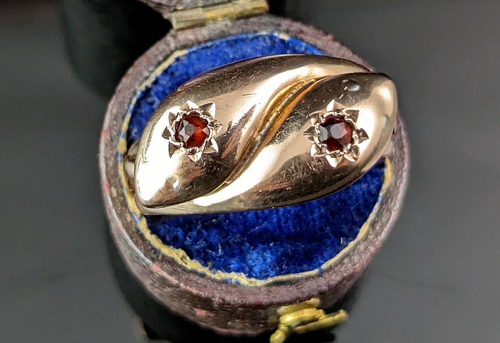 Round Cut Antique Double snake ring, 9k gold and Garnet, Edwardian  For Sale