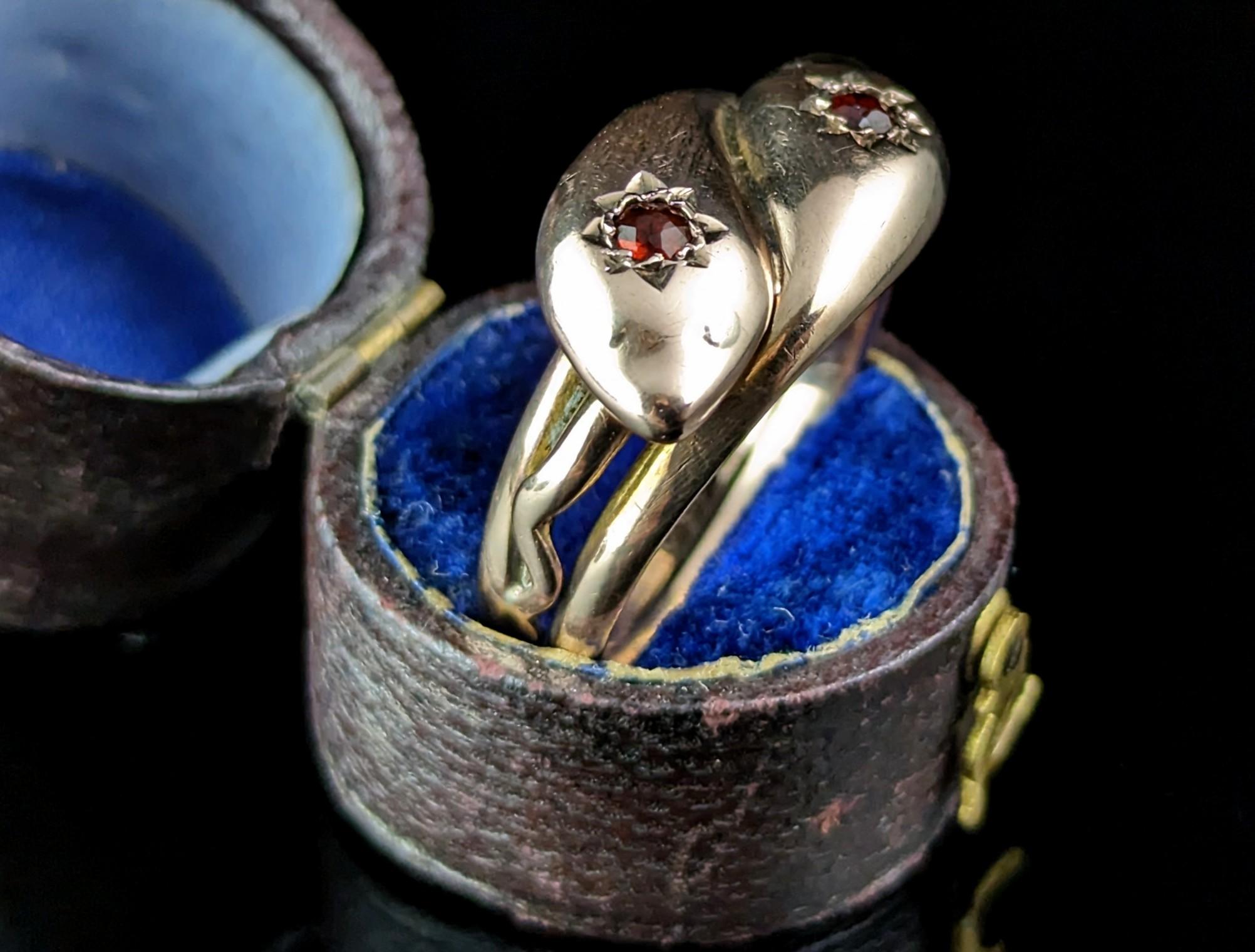 Women's or Men's Antique Double snake ring, 9k gold and Garnet, Edwardian  For Sale