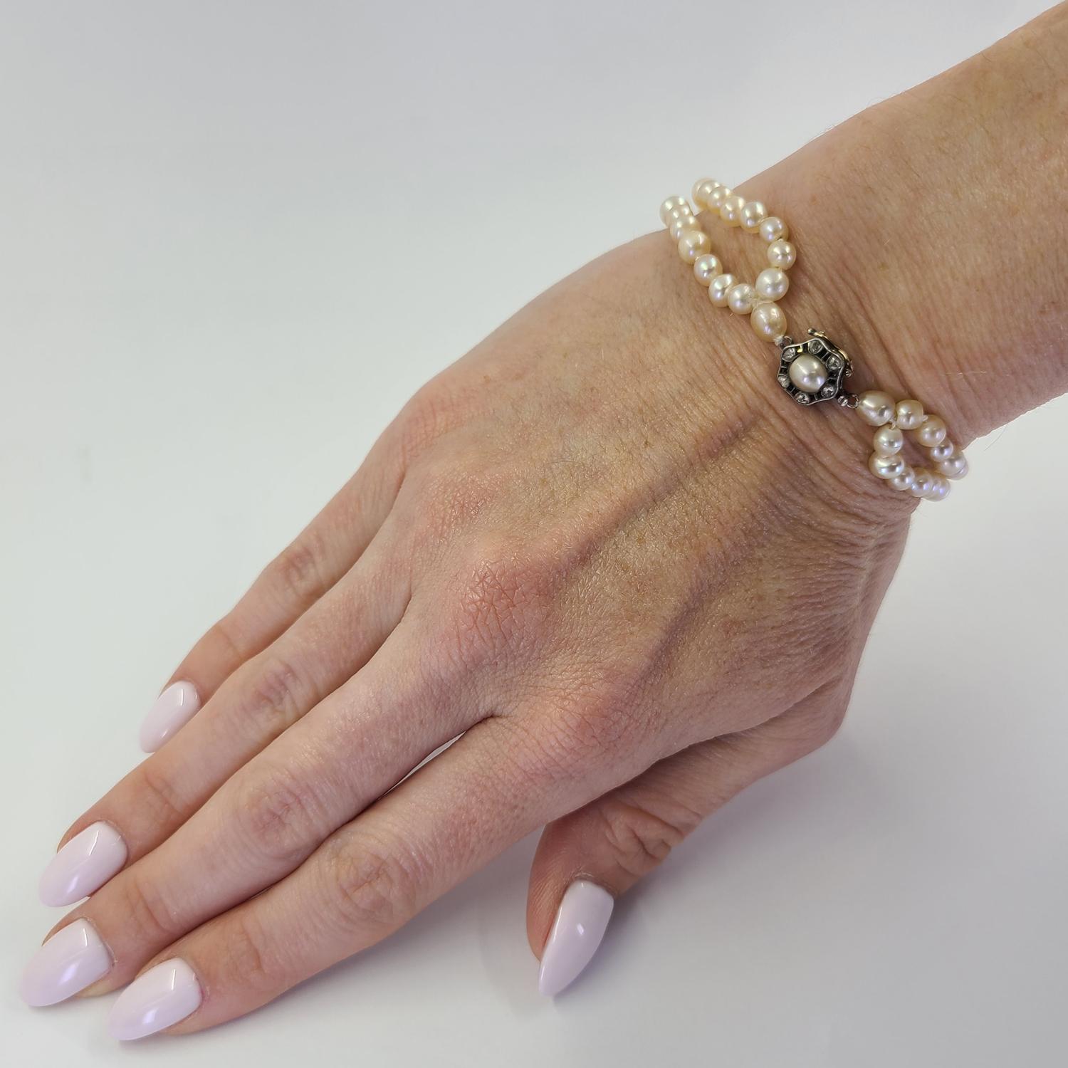 Bracelet ancien à deux rangs de perles naturelles (rapport GIA #2225723811) avec un fermoir en or 14 carats avec 6 diamants taillés en rose et une sécurité en forme de 8. 7 pouces de long.